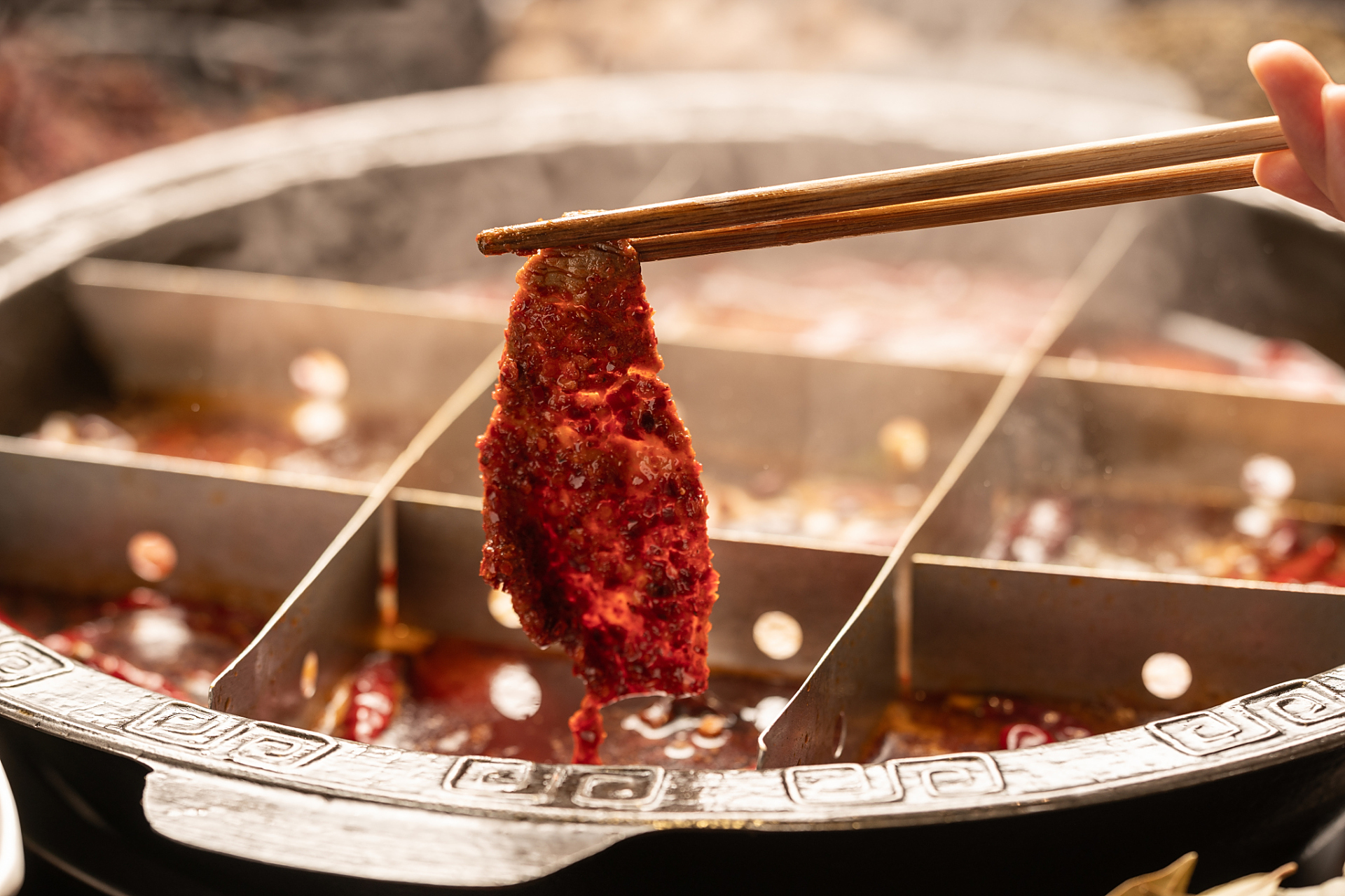 重庆冬天的气候虽然湿冷,但这也正是重庆火锅最诱人的时候.