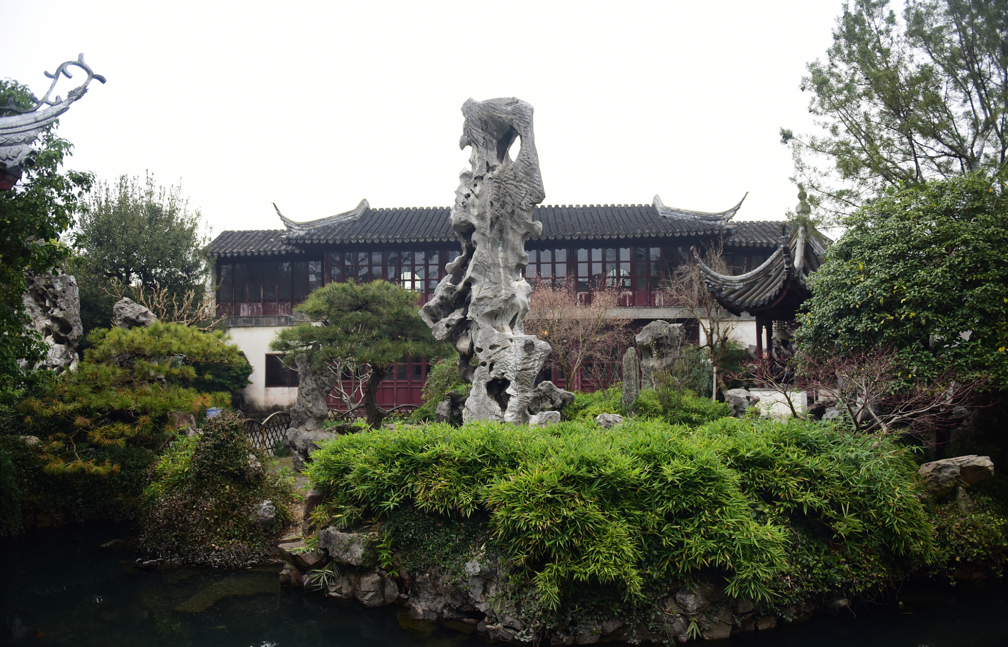 留园,曾名"东园","寒碧山庄",位于江苏省苏州市姑苏区留园路338号