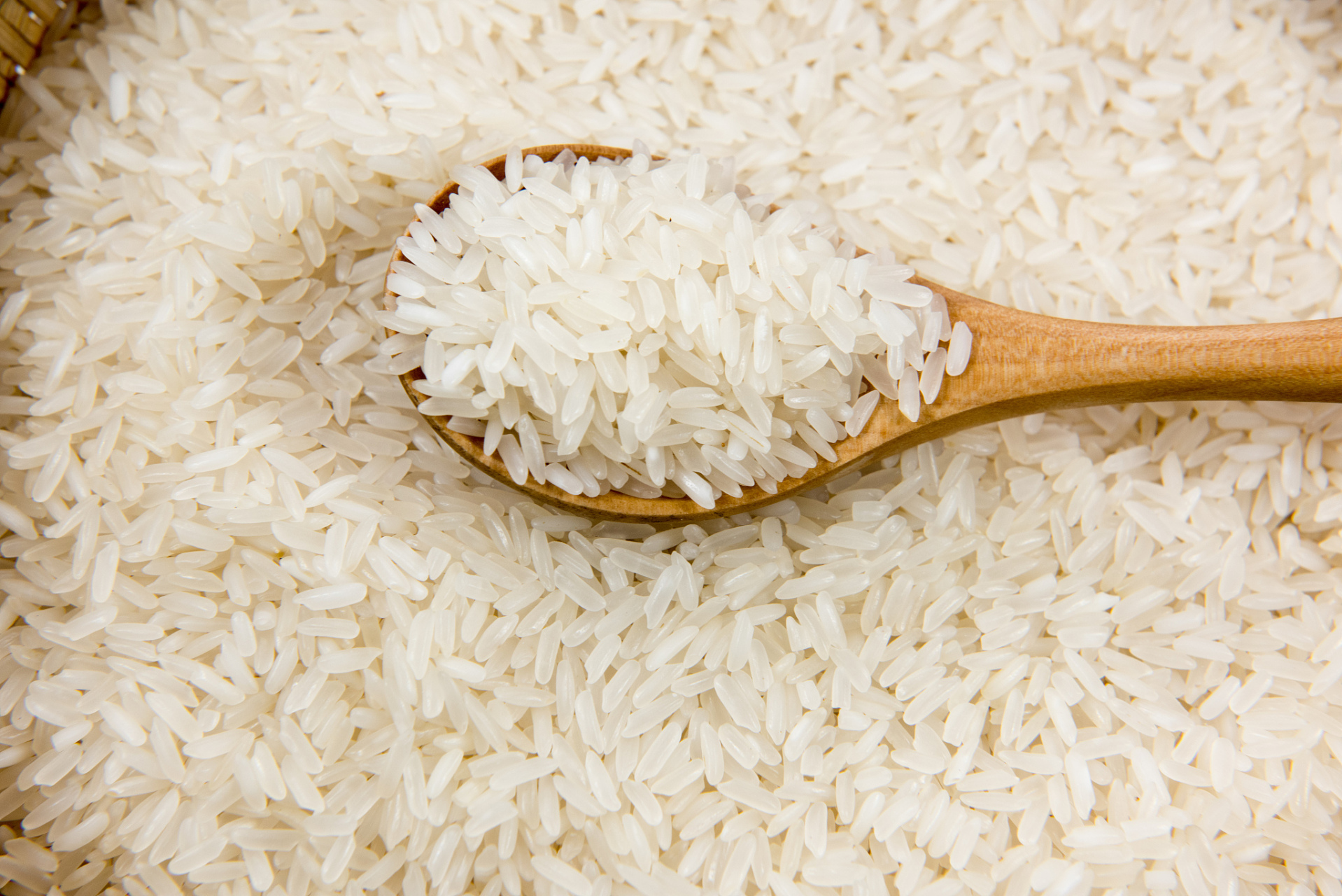 在中国古代封建社会时期,稻米作为主要的粮食作物,对于人们生活的重要