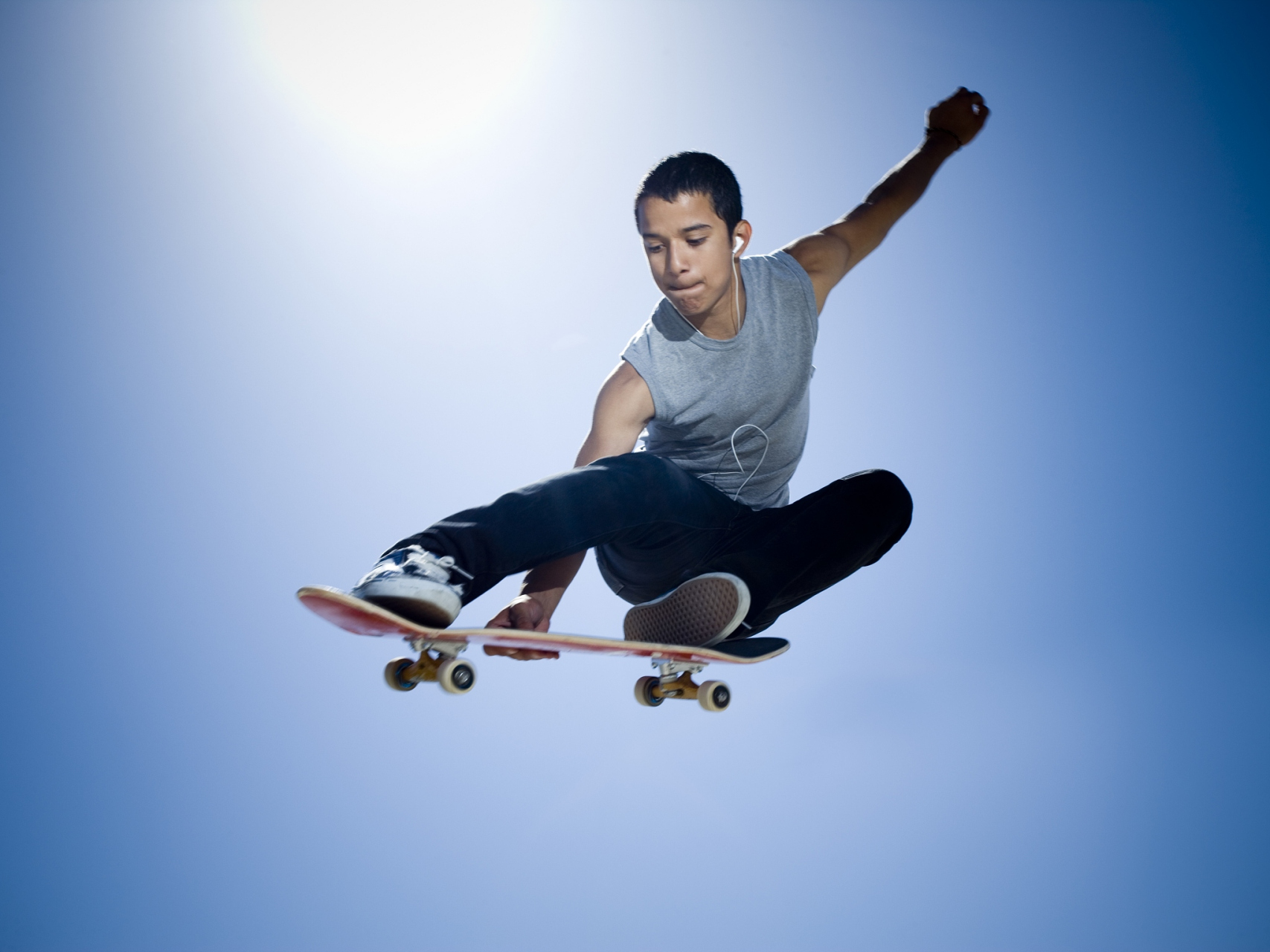 当你想要尝试极限运动时,滑板是必不可少的装备之一!