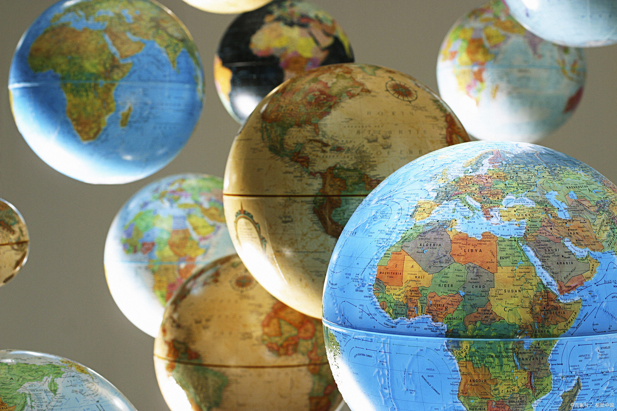 目前已知最古老的地球仪大约在1504年问世,是用两个鸵鸟蛋的下半部分