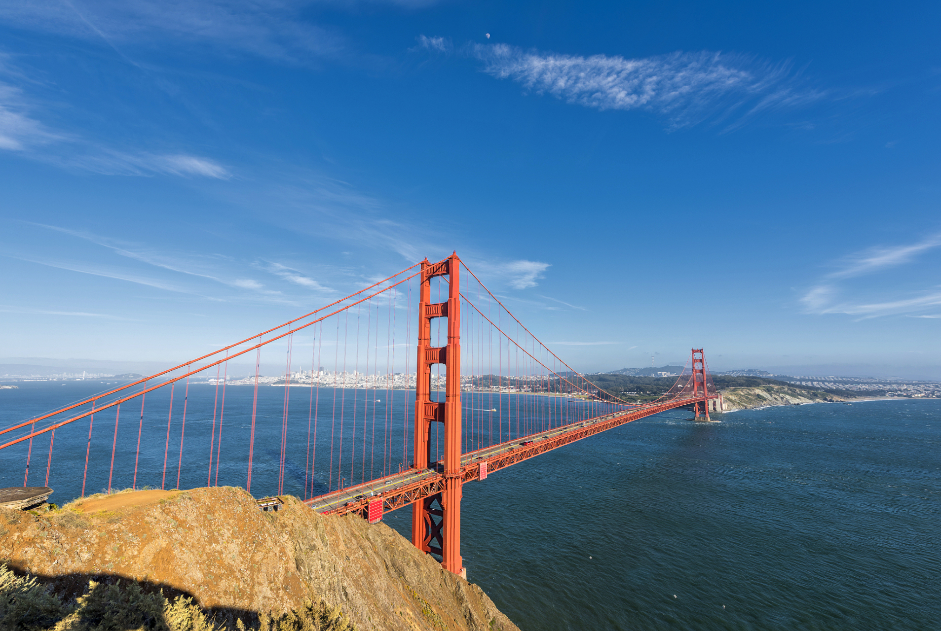 金门大桥  又称"金门海峡大桥",是美国境内连接旧金山市区和北部的