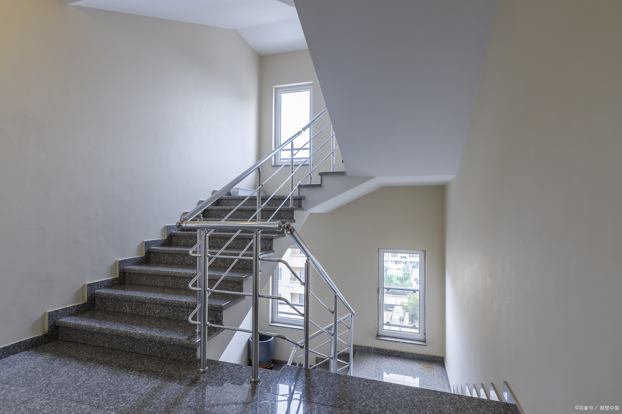 楼梯颜色的选择应该与家庭的整体装修风格相协调,并且考虑到颜色的