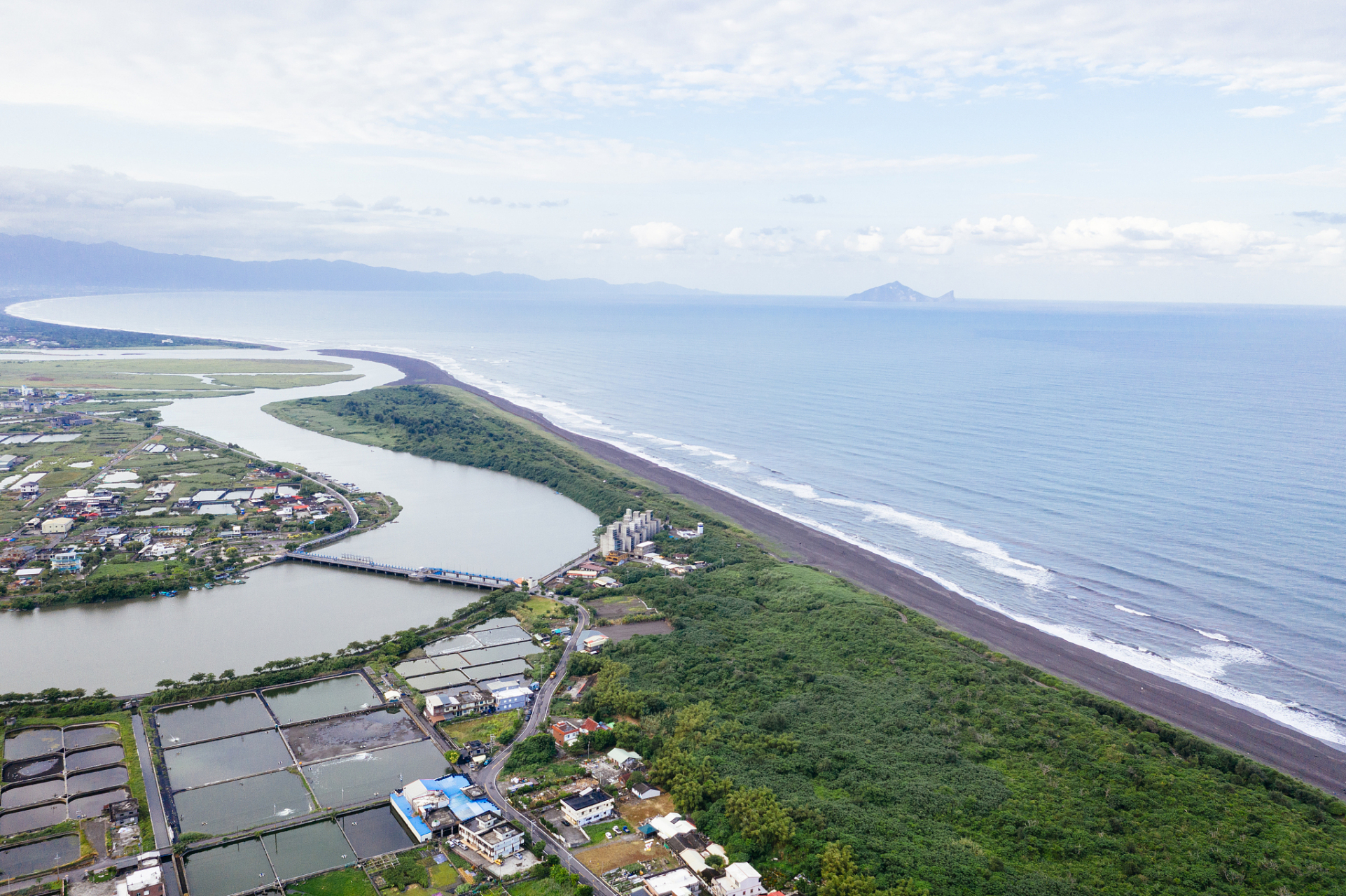 嬉行记# 在遍布东瑁洲岛的广袤海域上,湛蓝的海水与降临的温和阳光