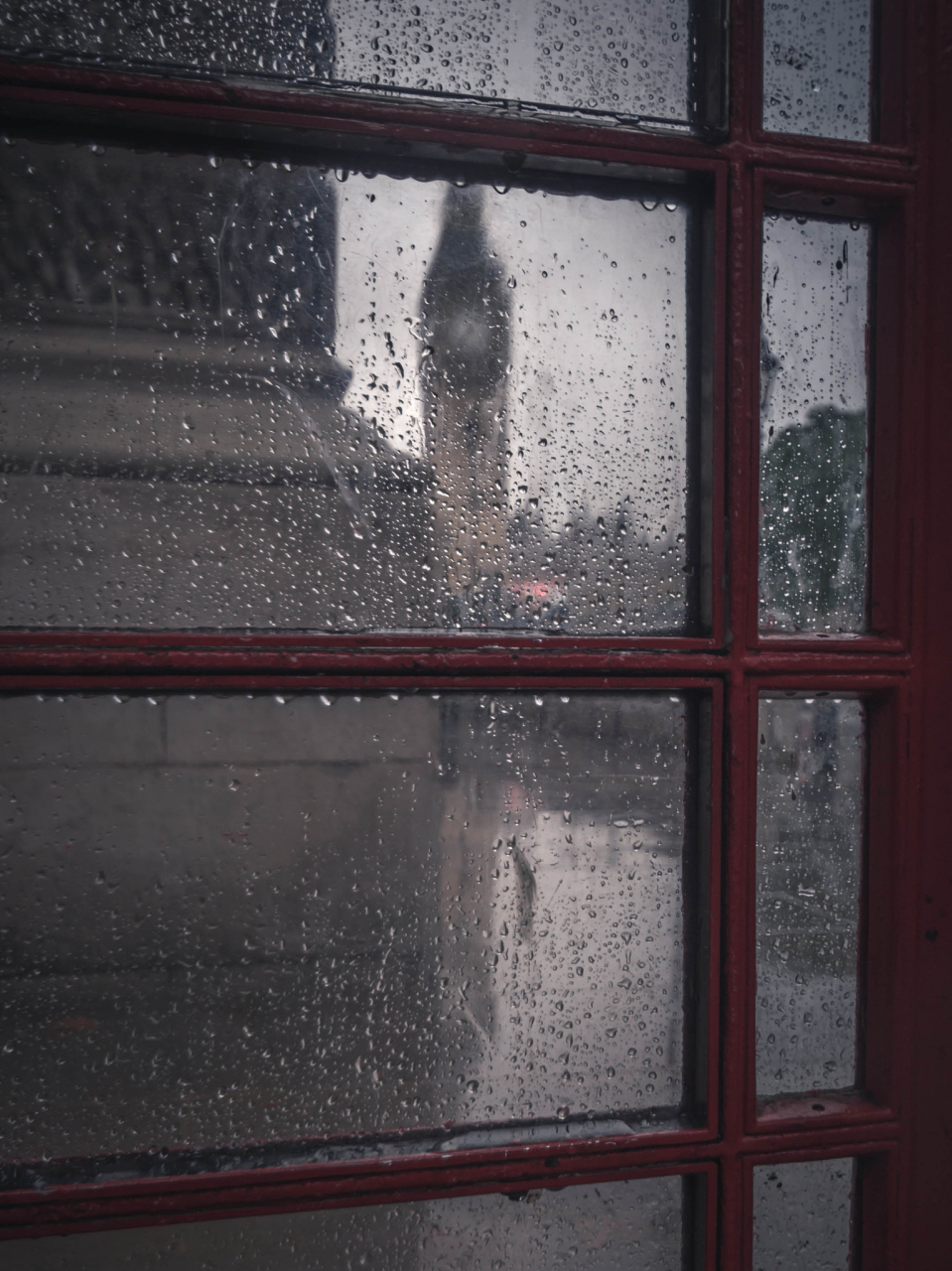 下雨趴窗户伤感图片图片