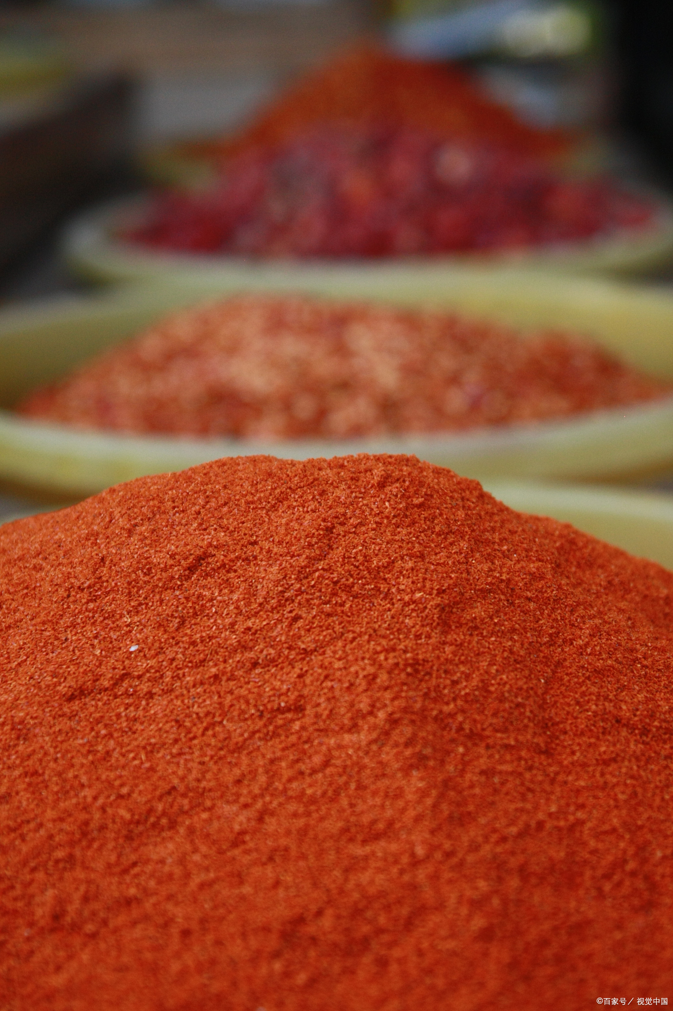 红曲红,亦称红曲色素,是源自红曲霉菌这一神奇微生物的次级代谢产物.