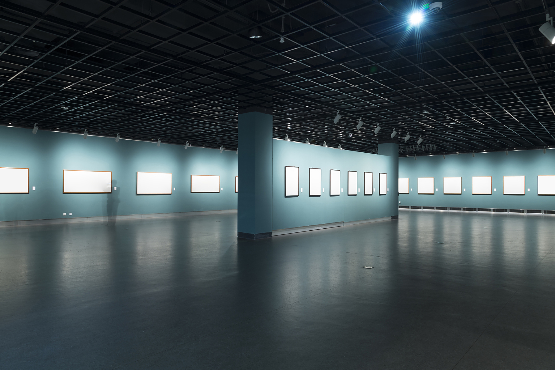 武汉美术馆旧馆是在原汉口金城银行大楼的基础上改扩建而成.