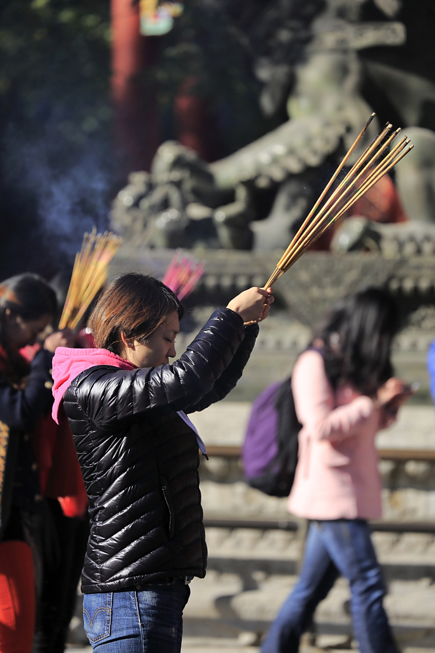 关于"上香"这个现象,其根本原因还是因为现代社会中年轻人对于灵性和