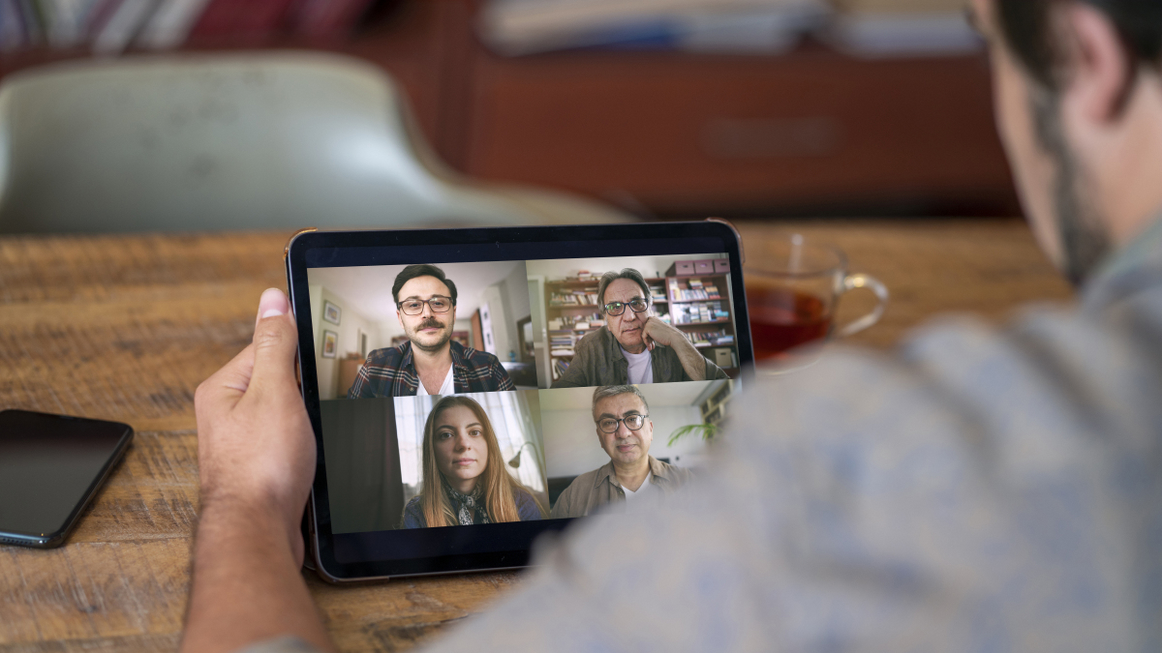 晚上,丈夫跟妻子视频通话时,丈夫的手机画面一晃后什么都看不到了,只