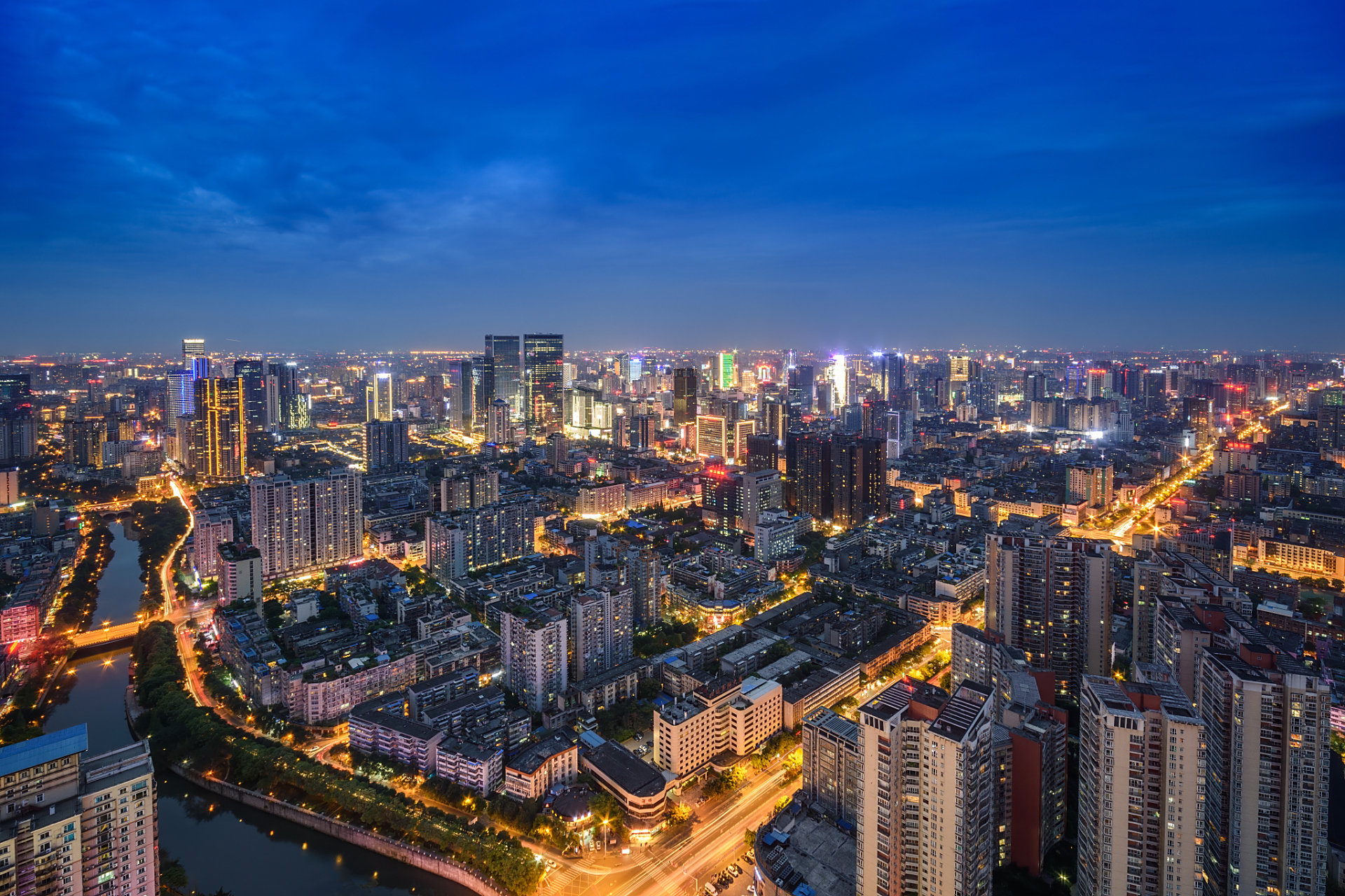 成都是一座充满魅力的城市,白天美丽的景色自不必多说,但是你知道吗?