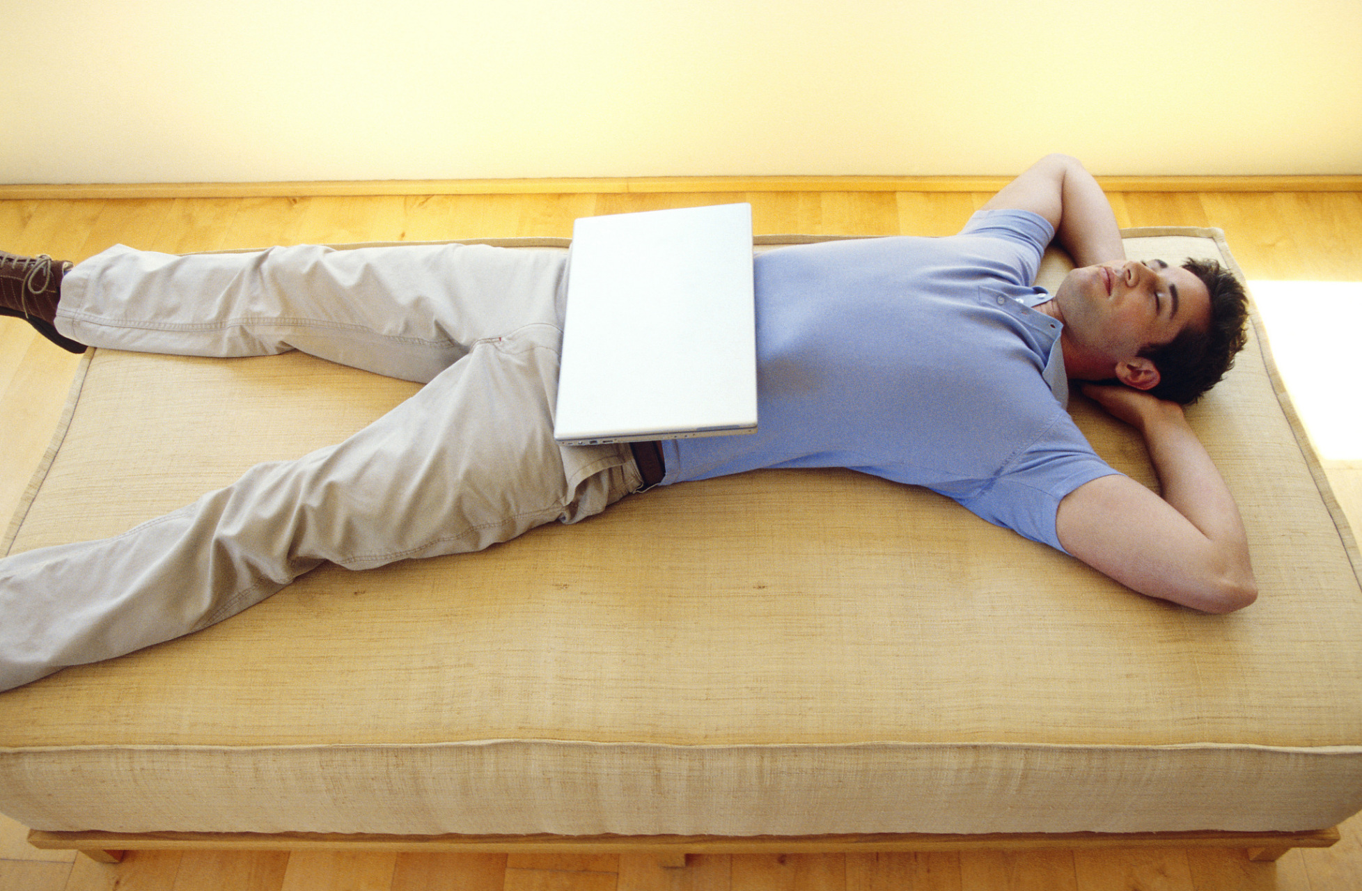 它的含义是指放弃追求高薪工作,高房价,高消费等高