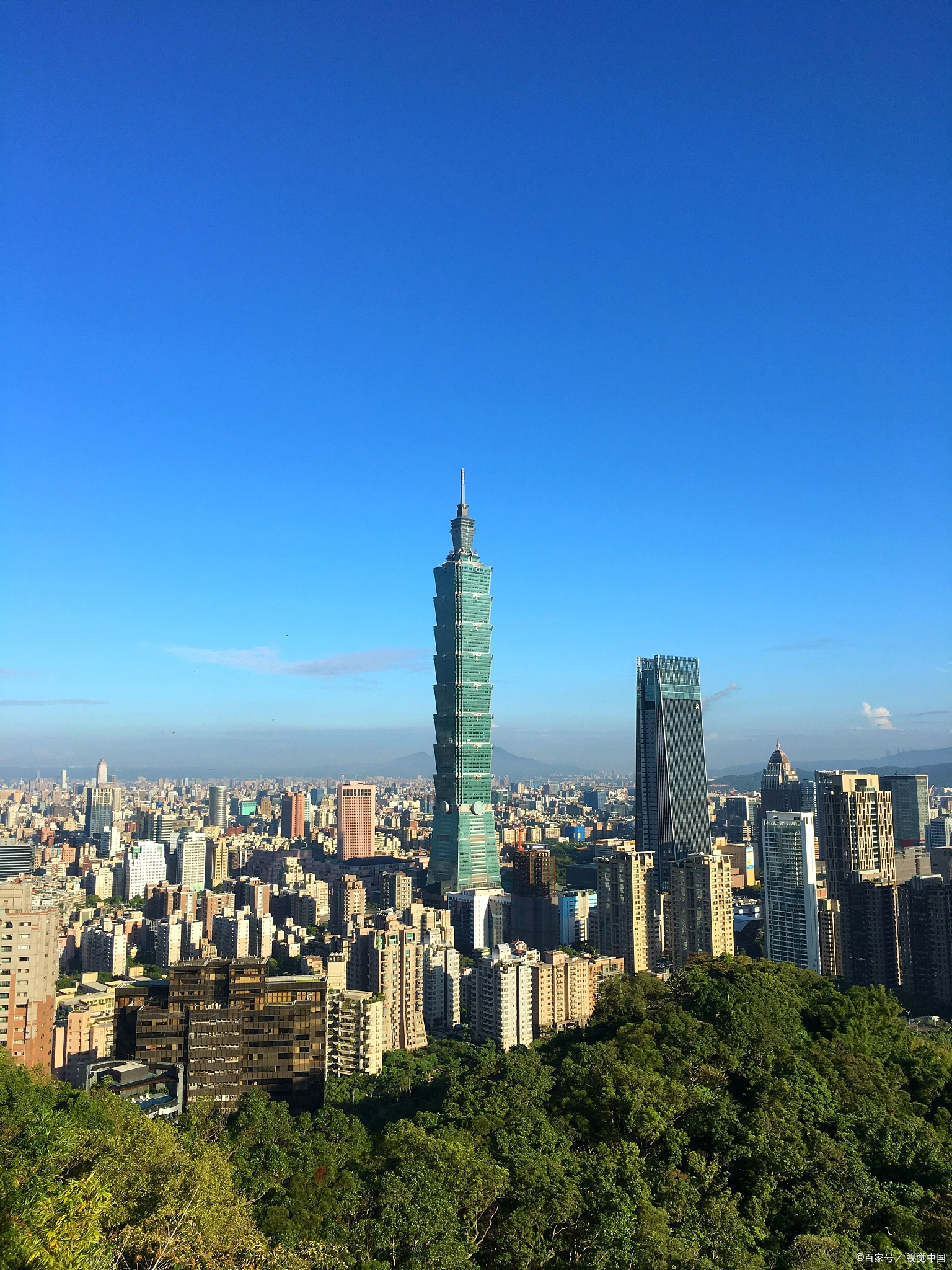 第一天,我们来到了台北市的标志性建筑——台北101大楼.这座曾经的亚