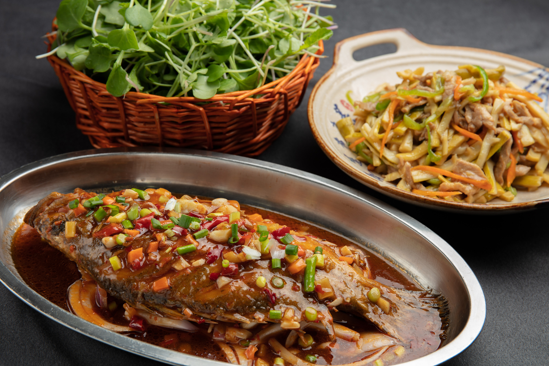 赣菜四星望月是江西省赣州市兴国县的一道知名菜品,以蒸笼粉鱼为主料