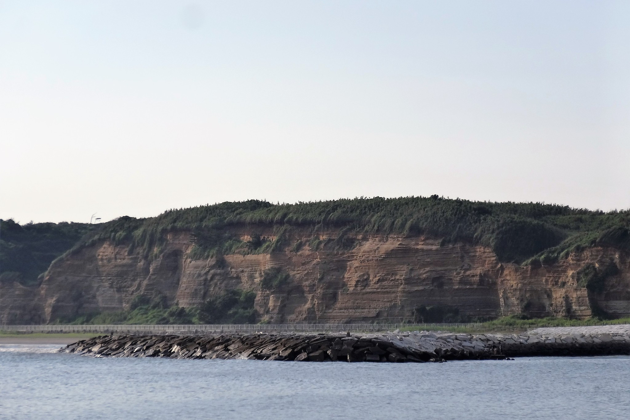 鱼鳞坝景区位于宁波市北仑区,拥有壮丽海景和秀美山川,交通便捷,可以