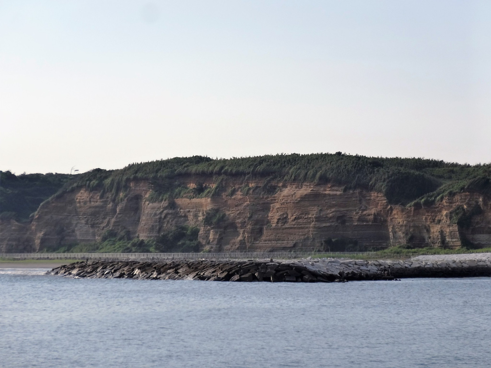 鱼鳞坝景区位于宁波市北仑区,拥有壮丽海景和秀美山川,交通便捷,可以