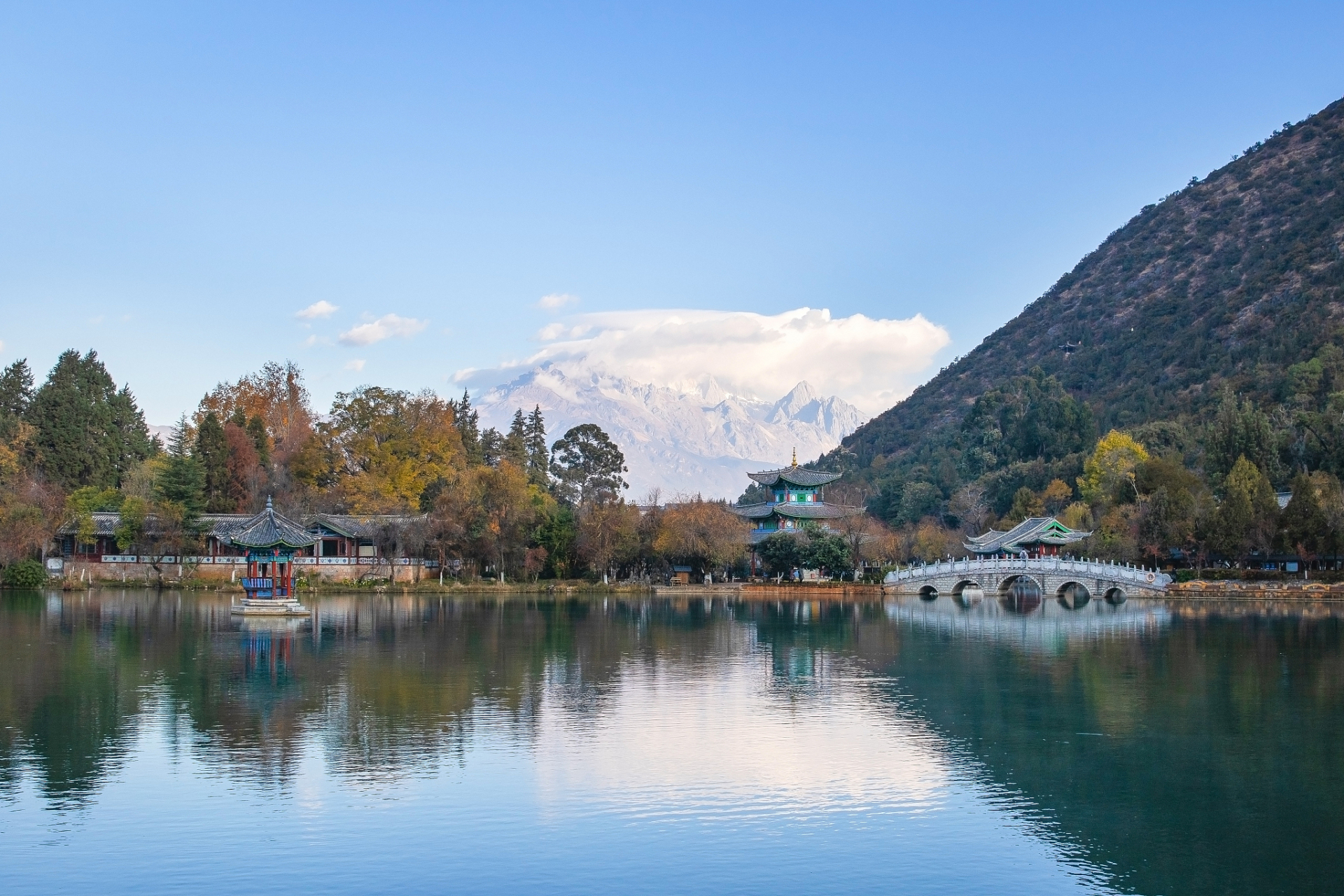 这个公园位于中国云南省丽江市,是一个风景优美的地方