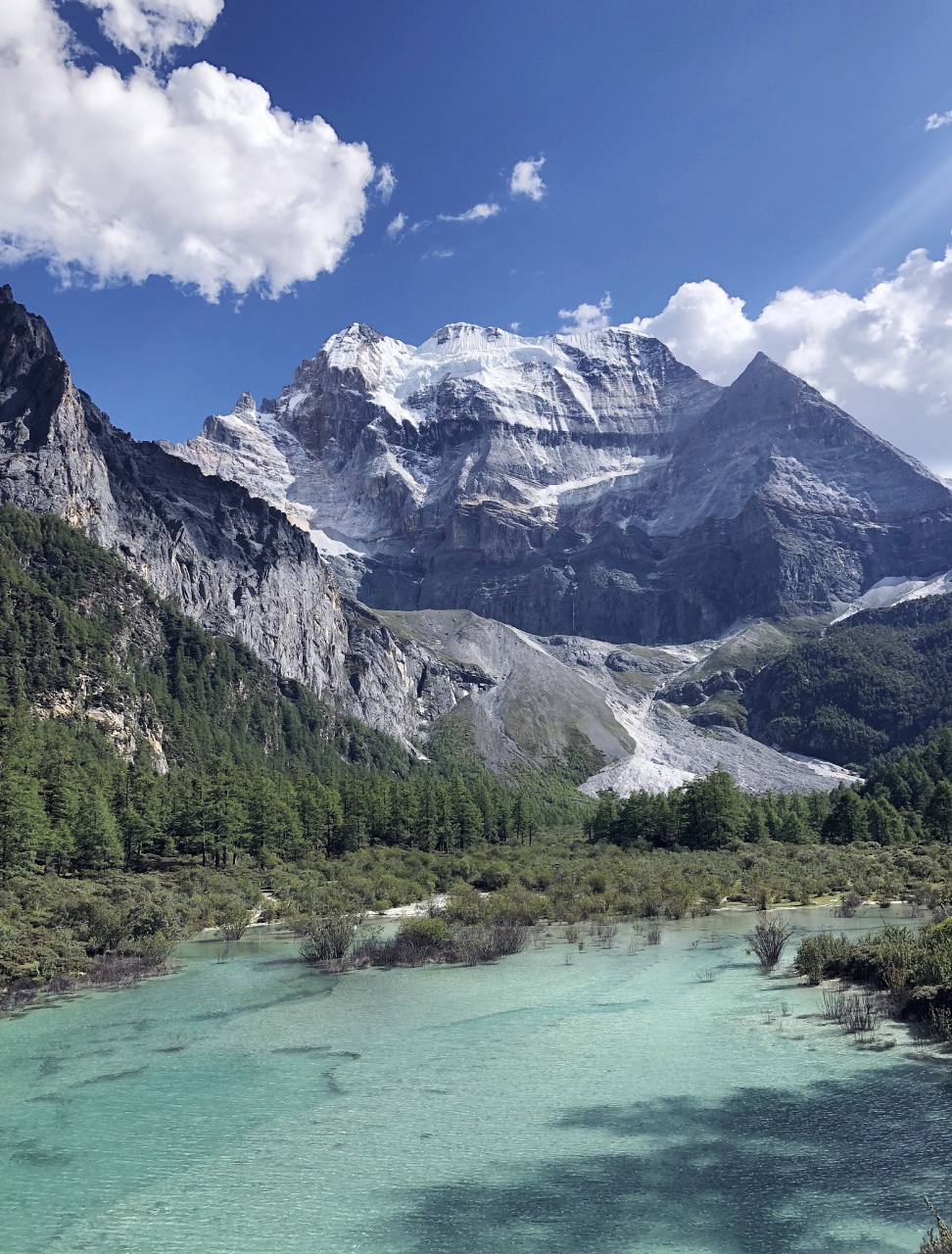 四川省甘孜藏族自治州东南部,贡嘎山东坡,是青藏高原东缘的极高山地