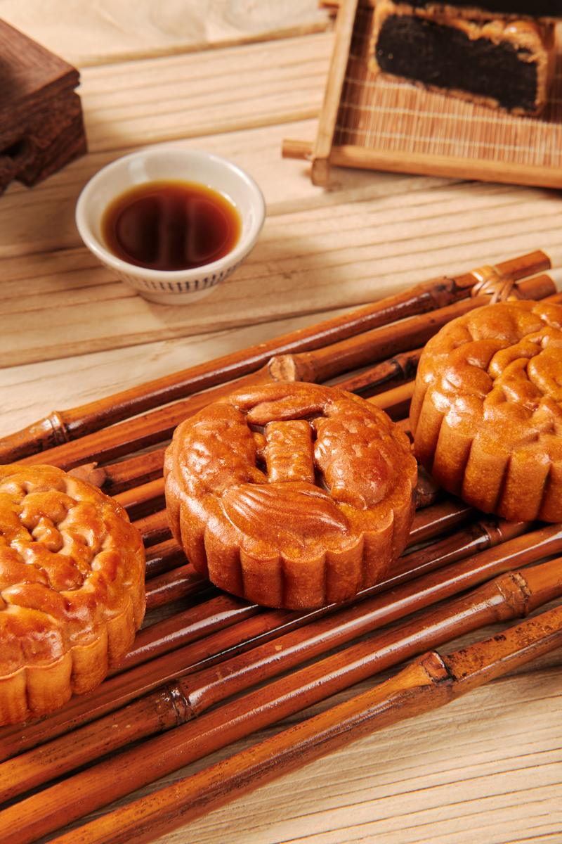 到了宋代,从外邦传入的甜杏仁被用于月饼制作,丰富了口味