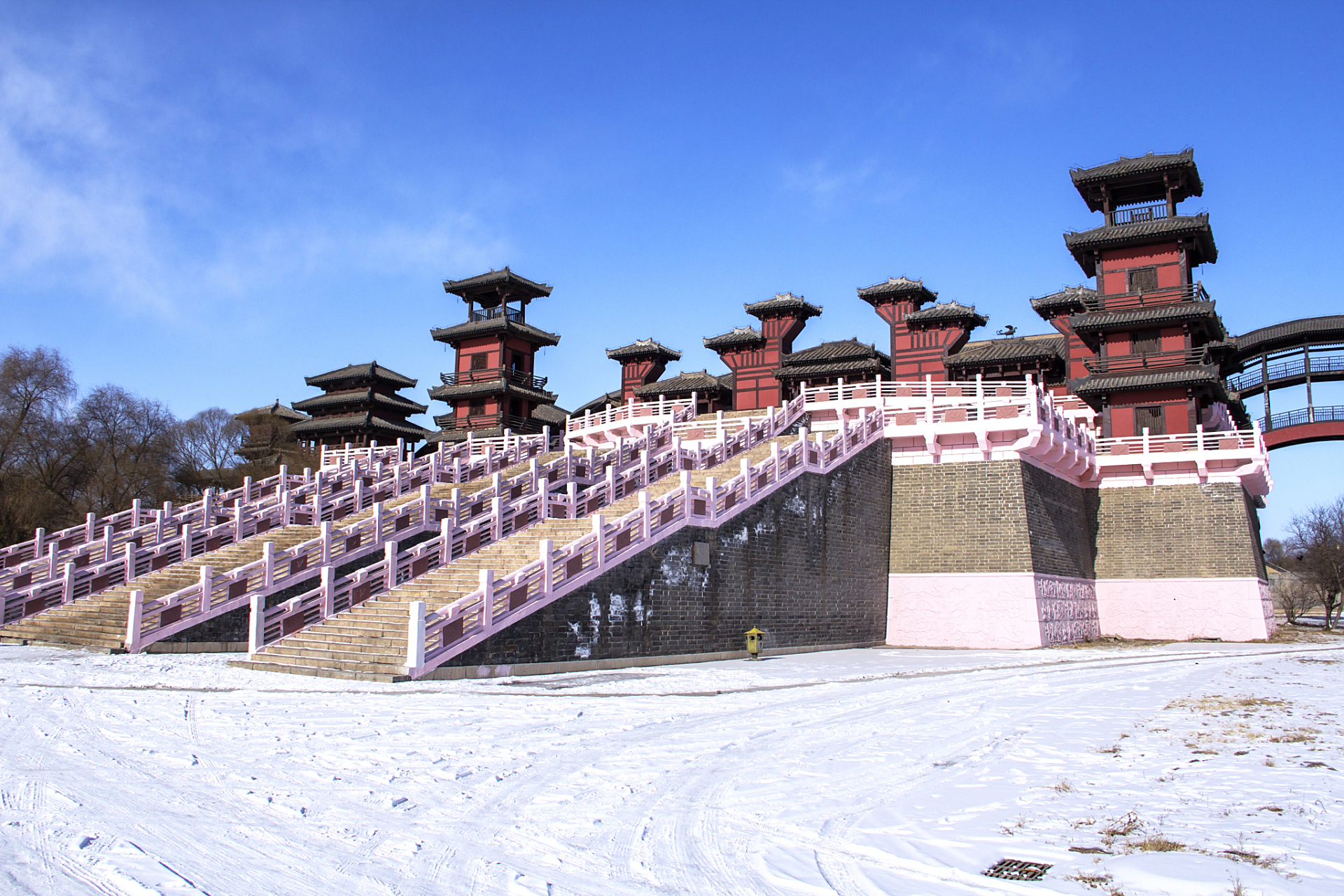 绥中万家秦汉宫殿 绥中县的万家秦汉宫殿遗址位于县城附近,它曾是古代