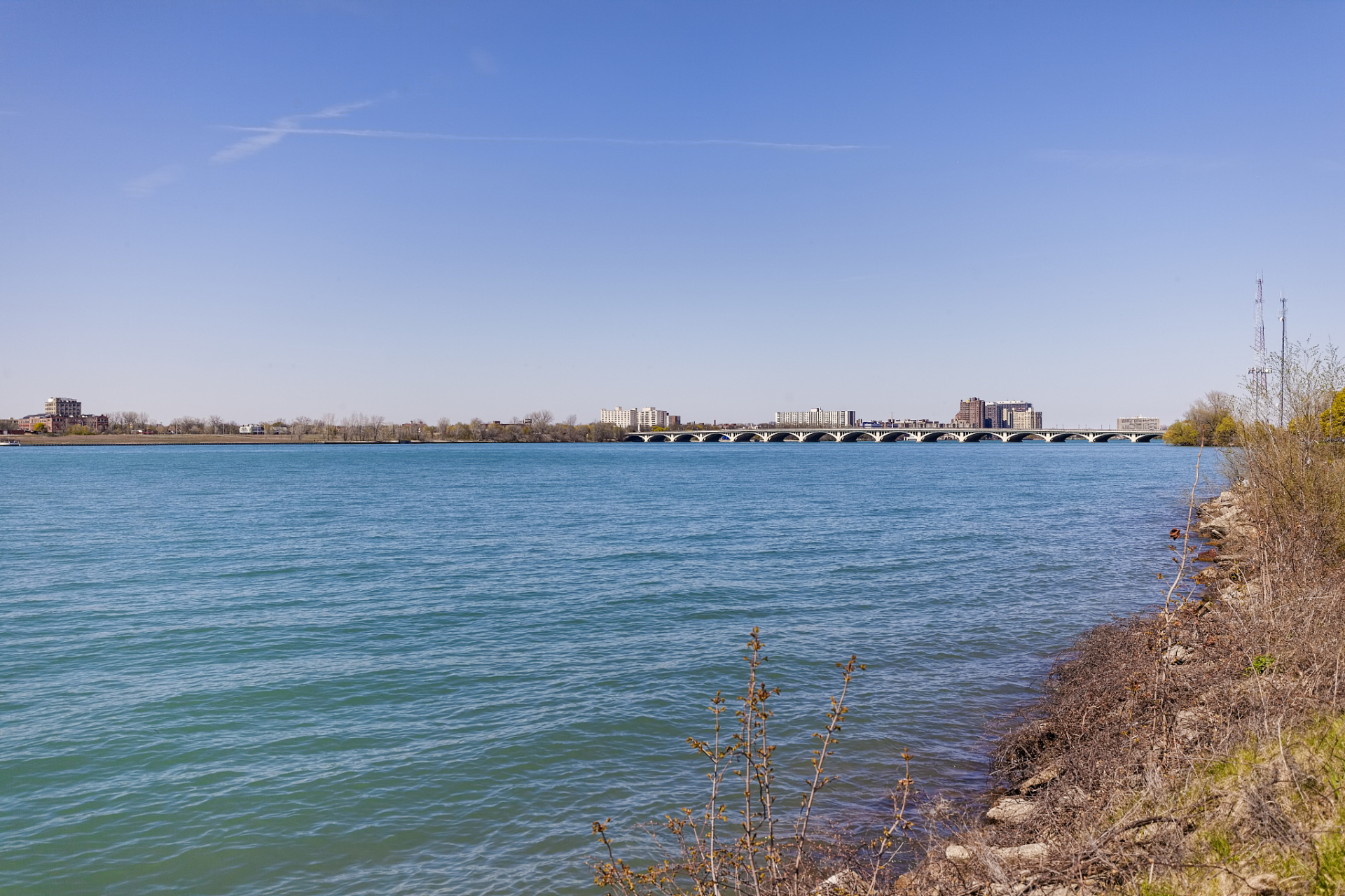 论是白天还是夜晚,秦皇湖的景色都各具特色,让人流连忘返.