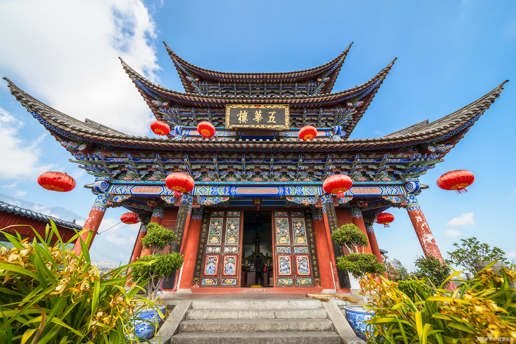 大理是一个风景优美的城市,吸引了许多人前来旅游观光.