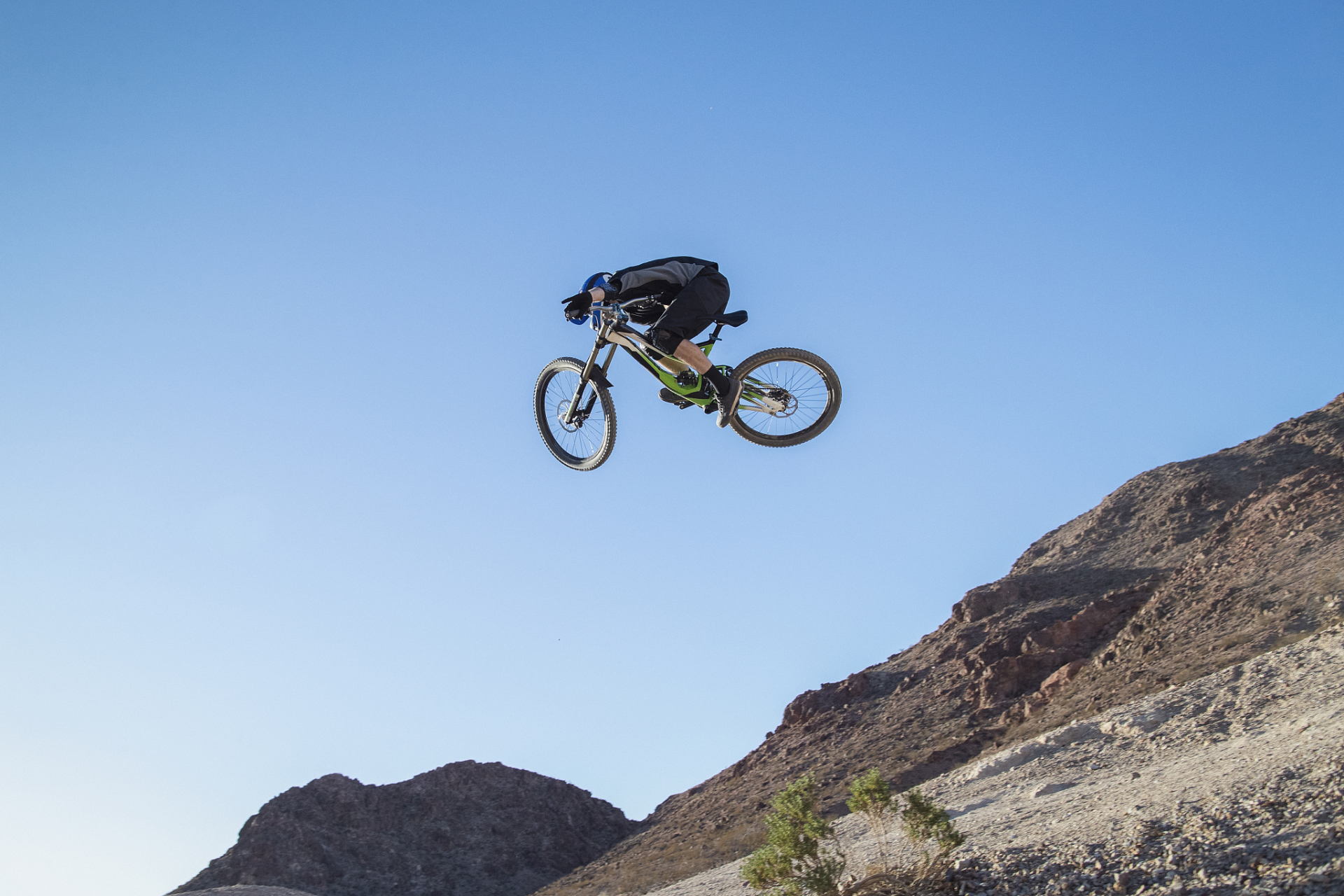 一般来说,主要包括以下这些:  徒手攀岩:指不依赖任何外在的辅助