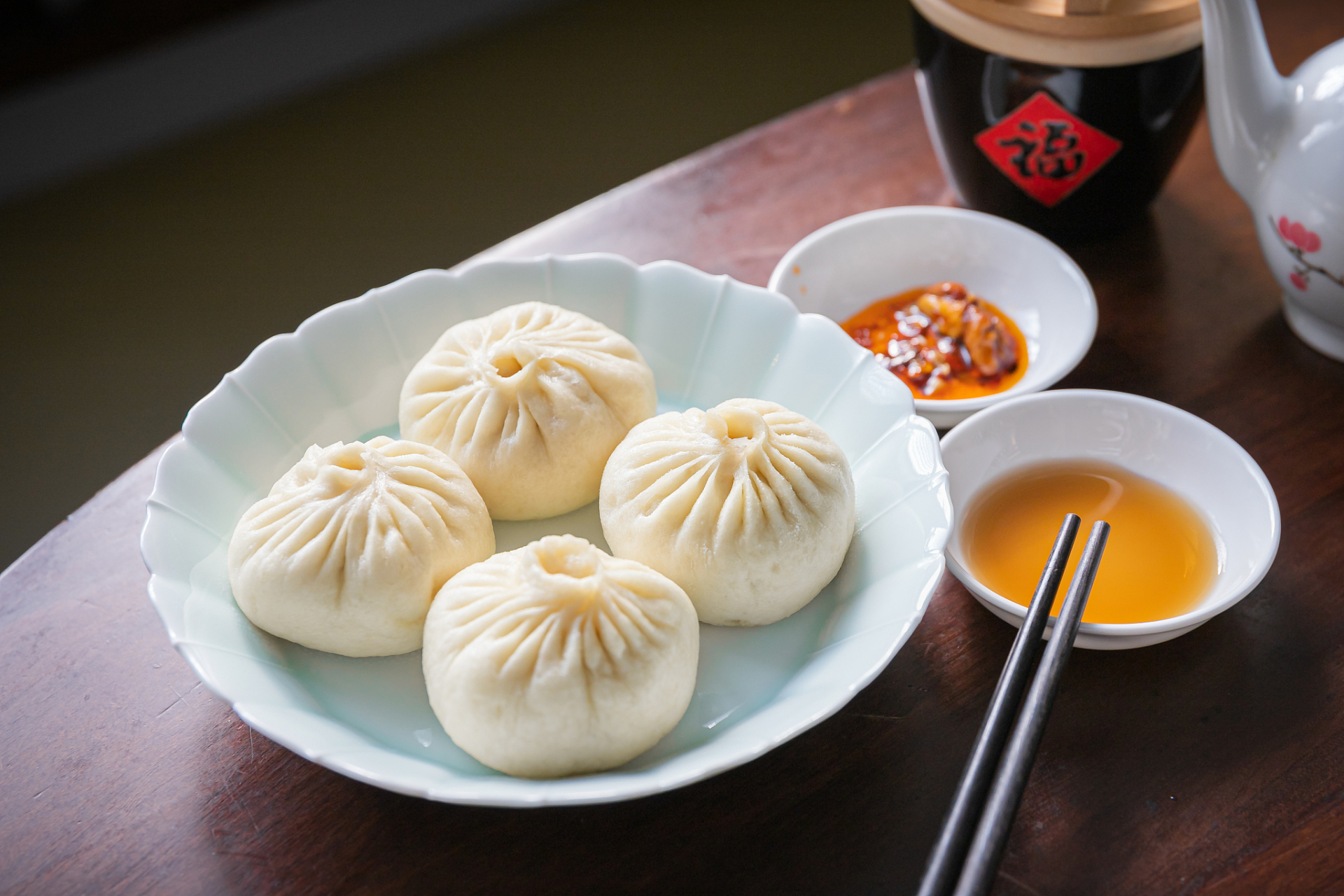 小笼包,又叫小笼馒头,是常州当地传统小吃.