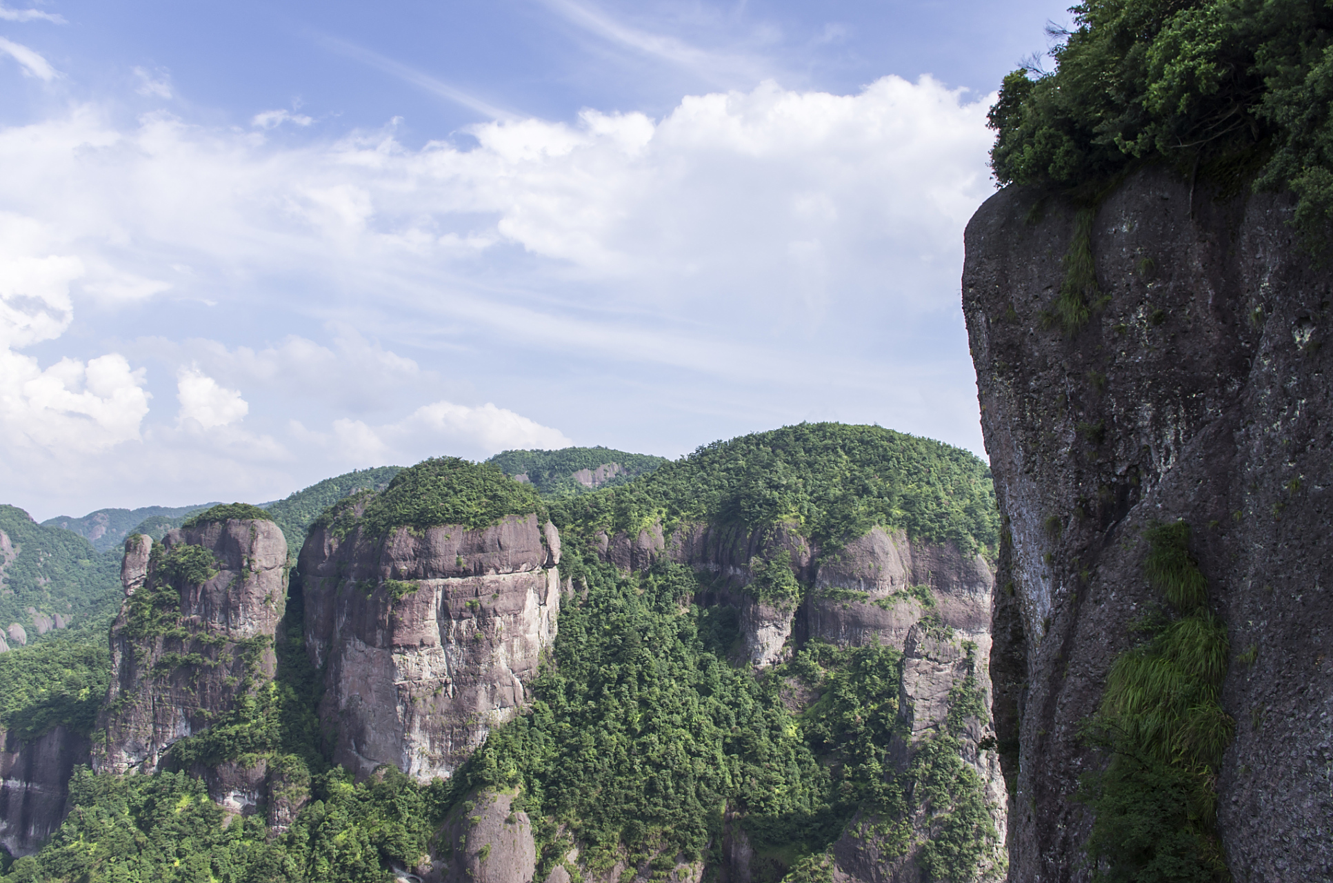 七星寨景区位于恩施市的东北部,包括云龙河地缝,大龙门,中龙门,小龙门