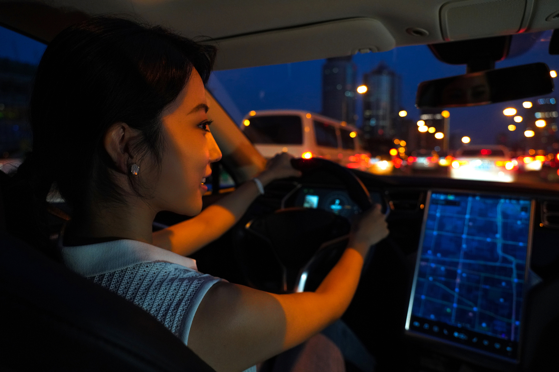 今天晚上,我和闺蜜吃完晚饭,她有事先走了,我就独自开车回家