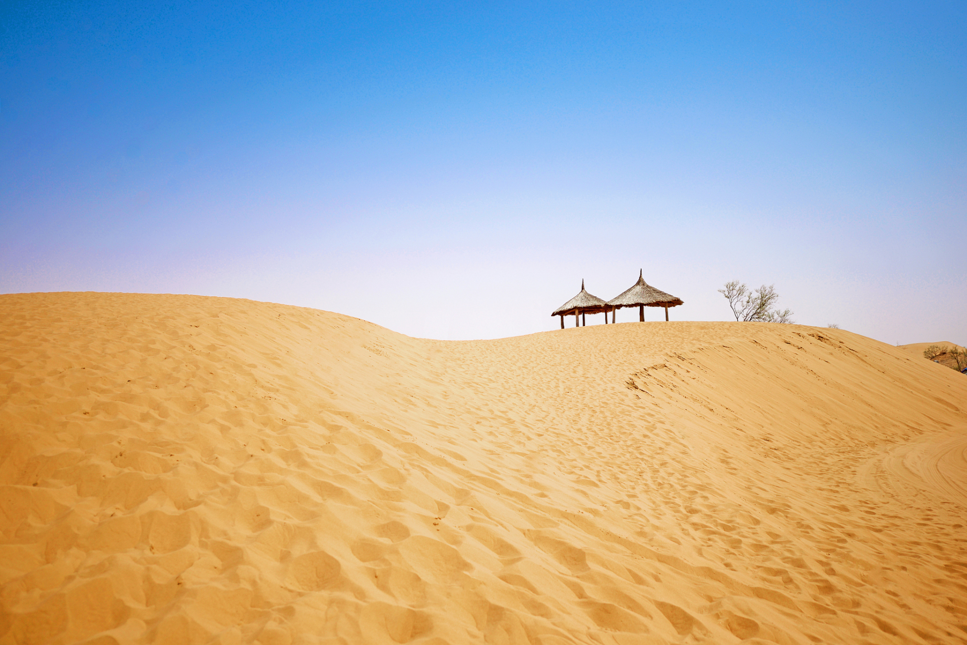沙坡头是宁夏中卫市的一处国家5a级旅游景区,位于腾格里沙漠的东南缘