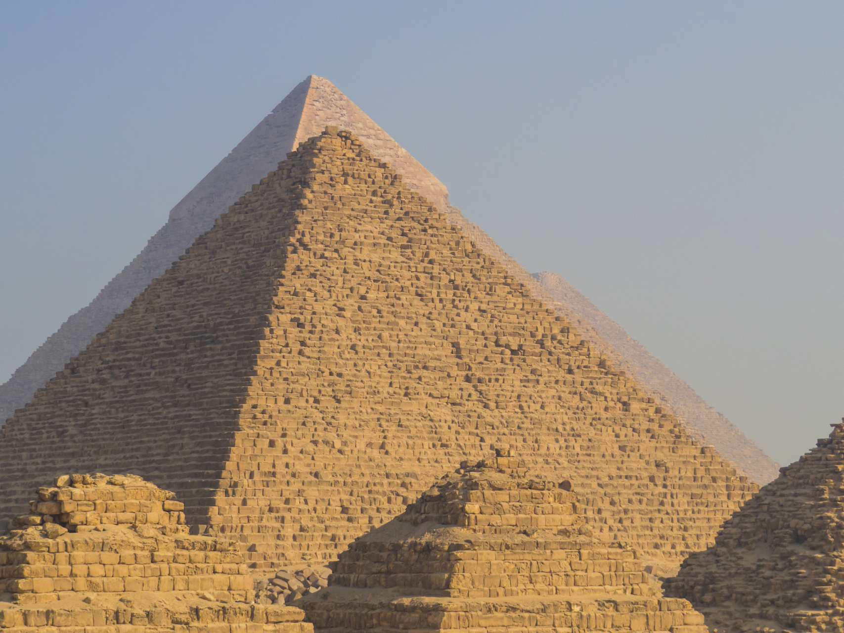 埃及胡夫金字塔内发现新通道# #科普#  埃及胡夫金字塔,又称大金字塔