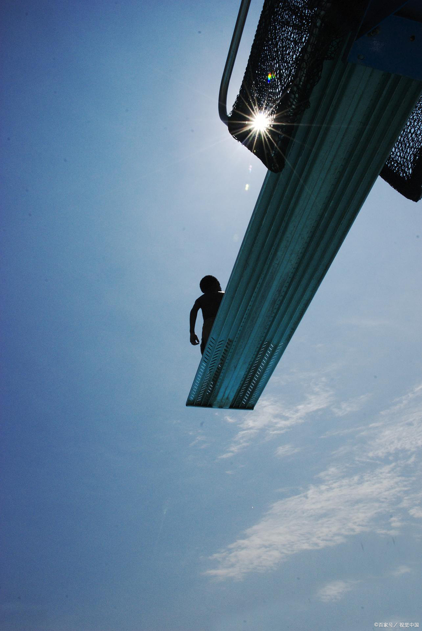 站在高楼往下看感到头晕或恐高的感觉是一种常见的心理和生理反应