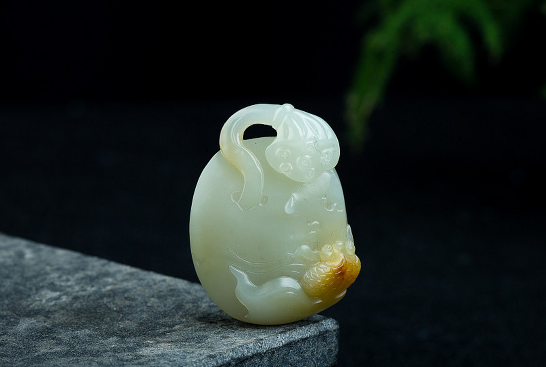 和田玉为何深受人们喜爱 在浩瀚的玉石世界里,和田玉以其独特的魅力