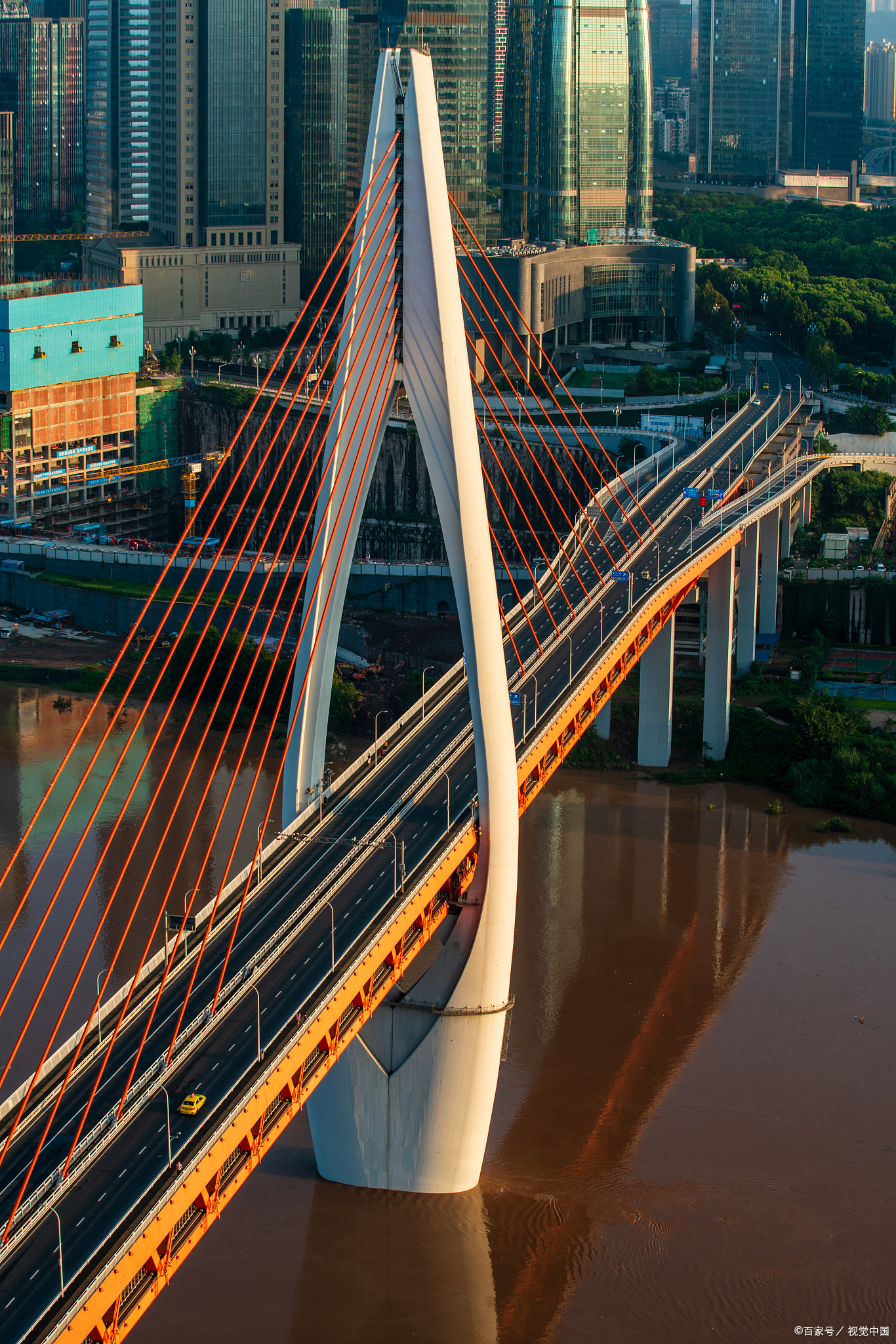春日里的千厮门大桥,犹如一条巨龙横卧在嘉陵江之上,成为了重庆的新
