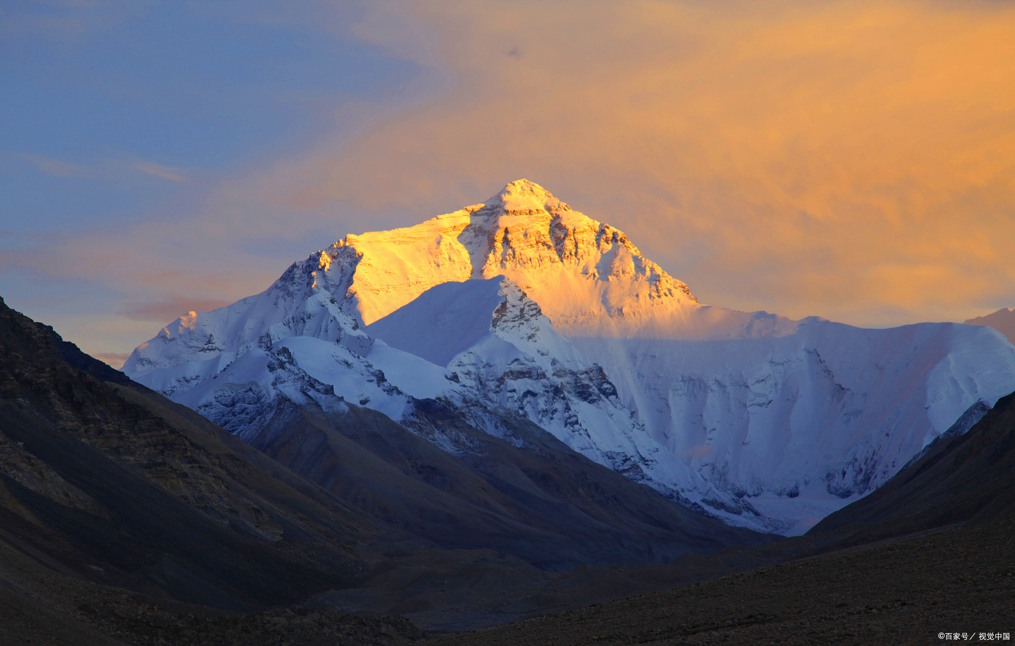 珠穆朗玛峰简介 珠穆朗玛峰,简称珠峰,是世界上最高的山峰,被誉为"