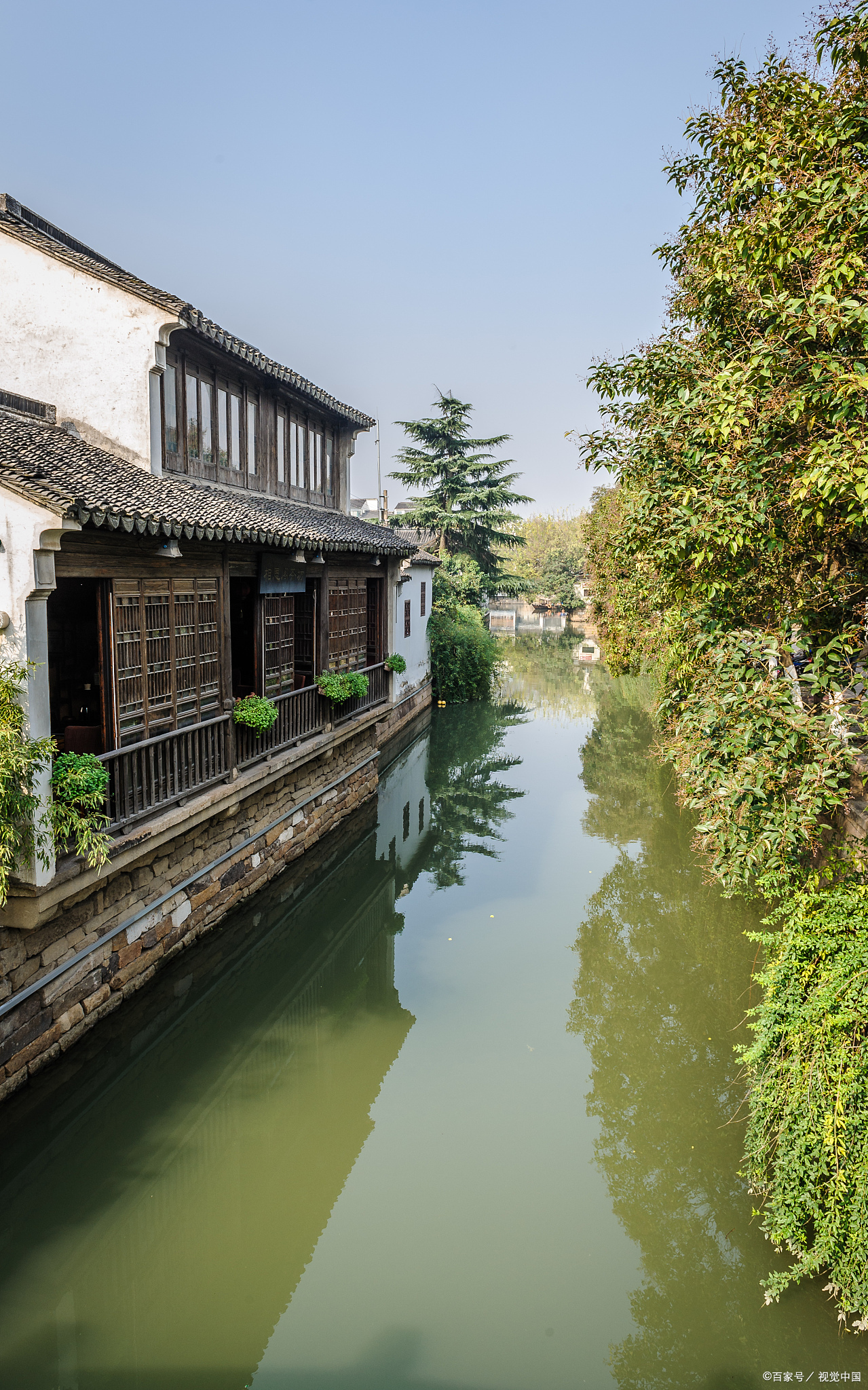 平江路是苏州历史老街,傍河而建,保存完好,保留唐宋以来的城坊格局,全