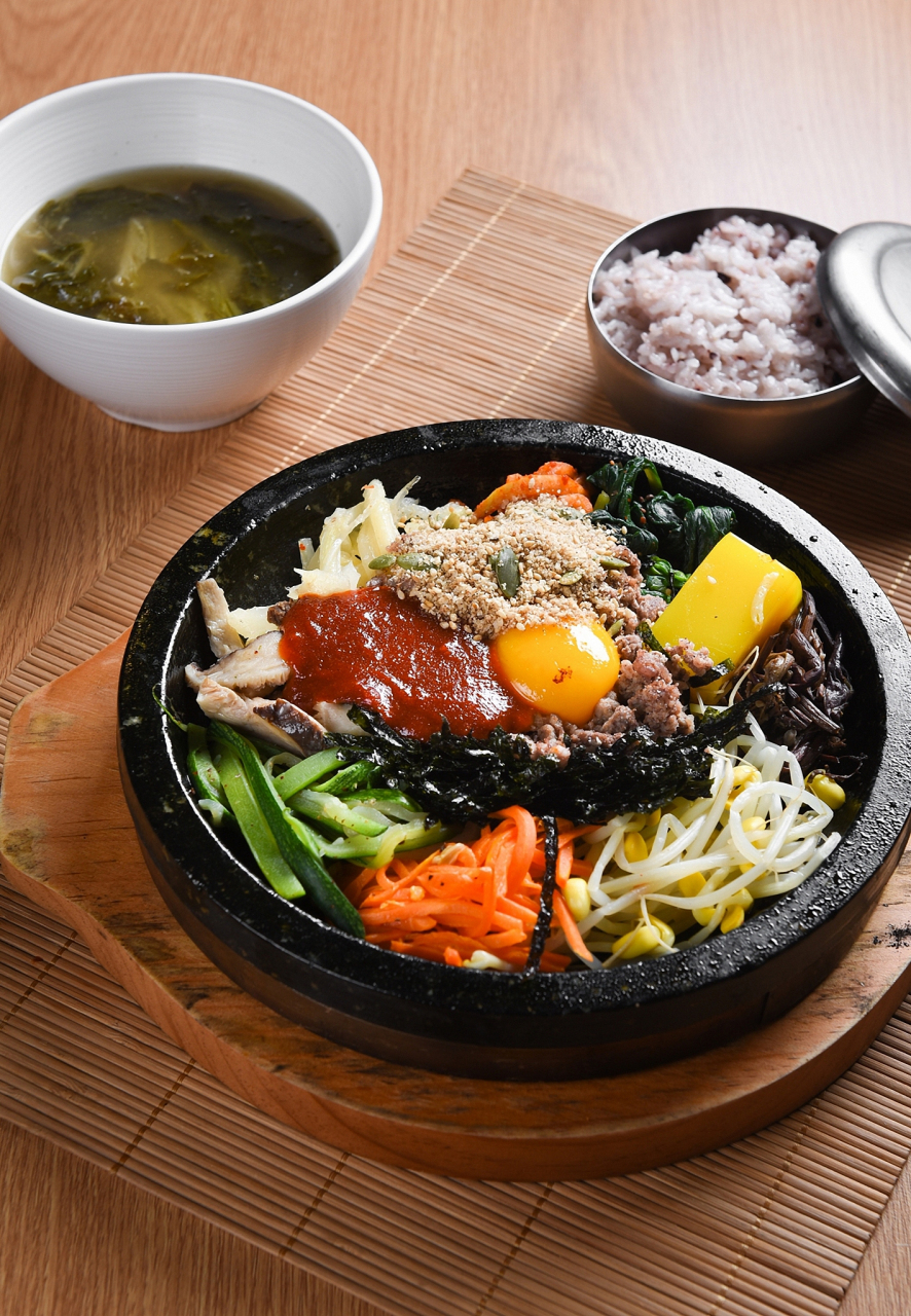 拌饭(bibimbap)是韩国传统素食佳肴中的一道经典之作,以其清爽的口感