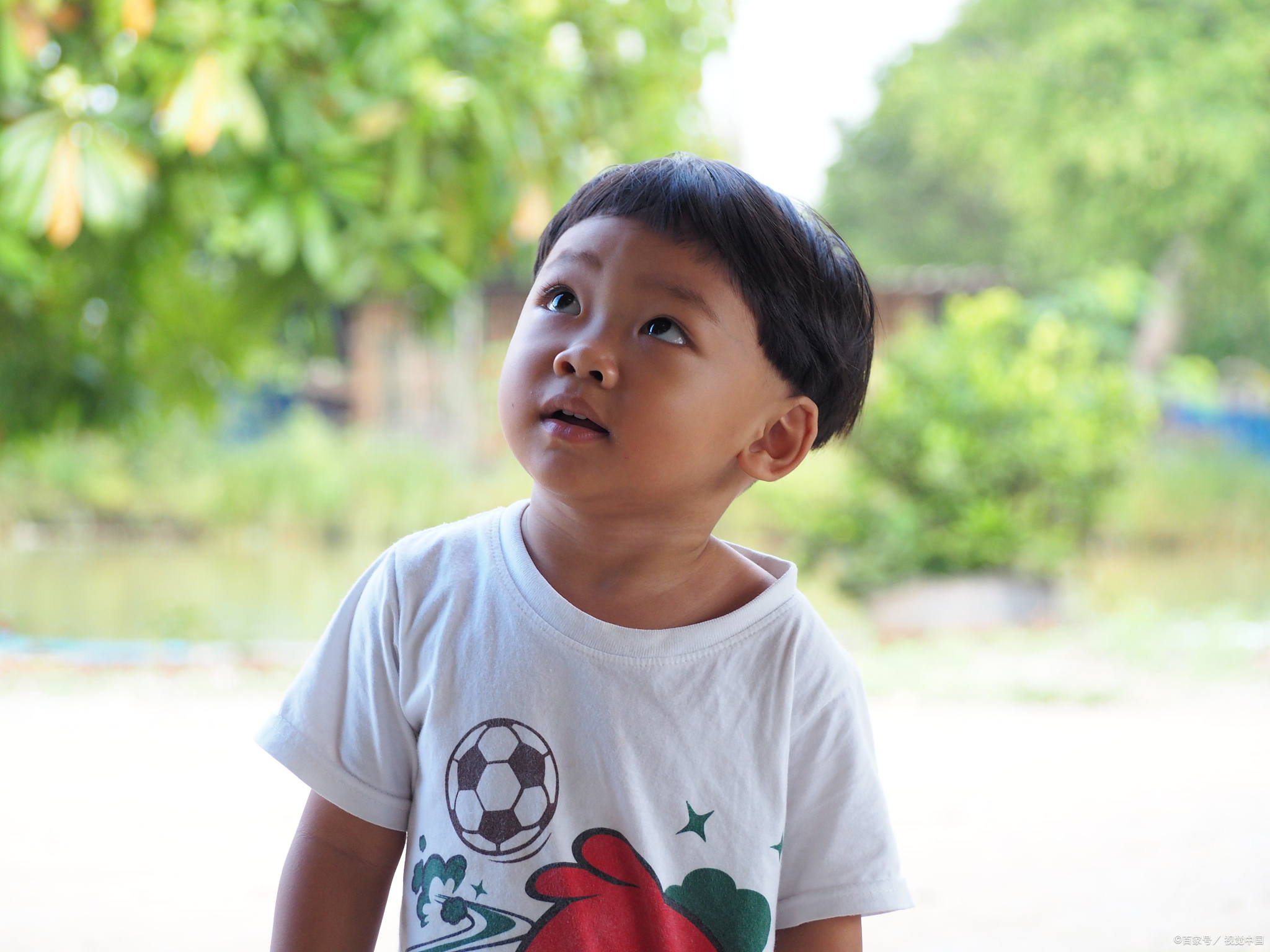 男孩说话嘴巴往一边歪怎么调整