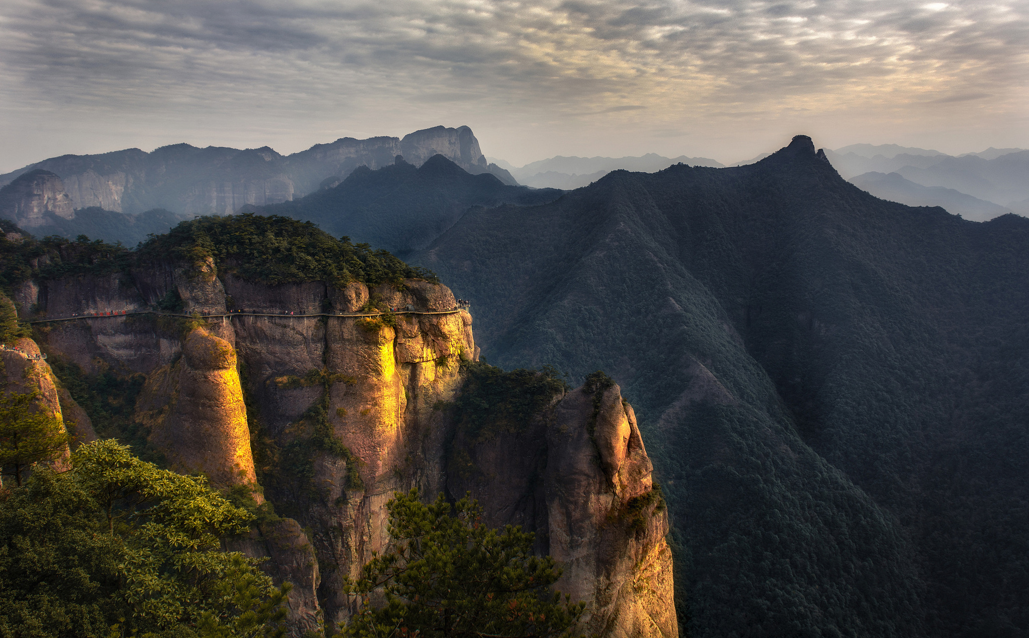 景点包括神仙居景区,仙居风景名胜区,括苍山等,而旅行攻略提供了交通