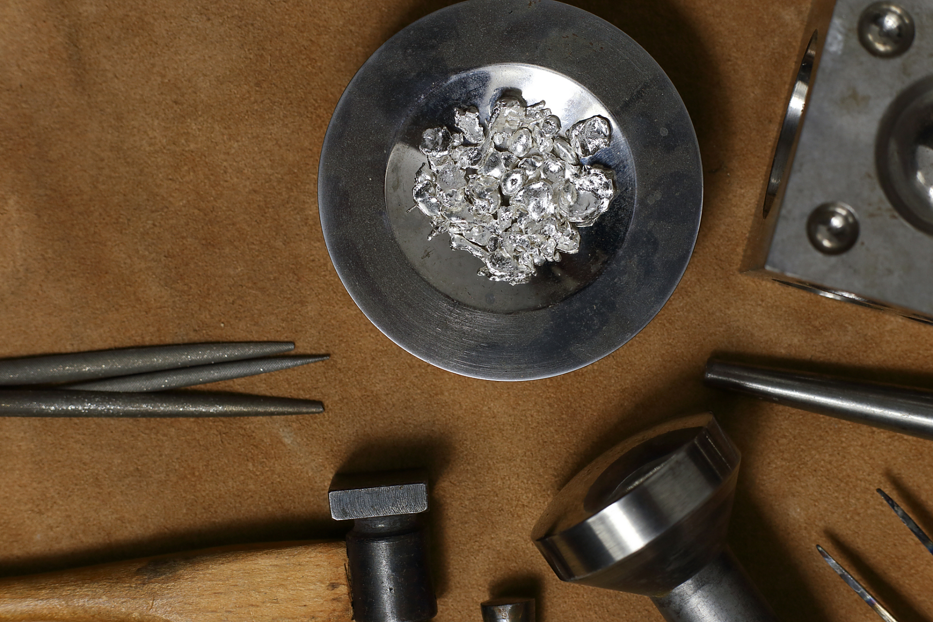 钻石切割工艺日新月异,每一刀,都是匠心独运的艺术,每一个切面,都承载