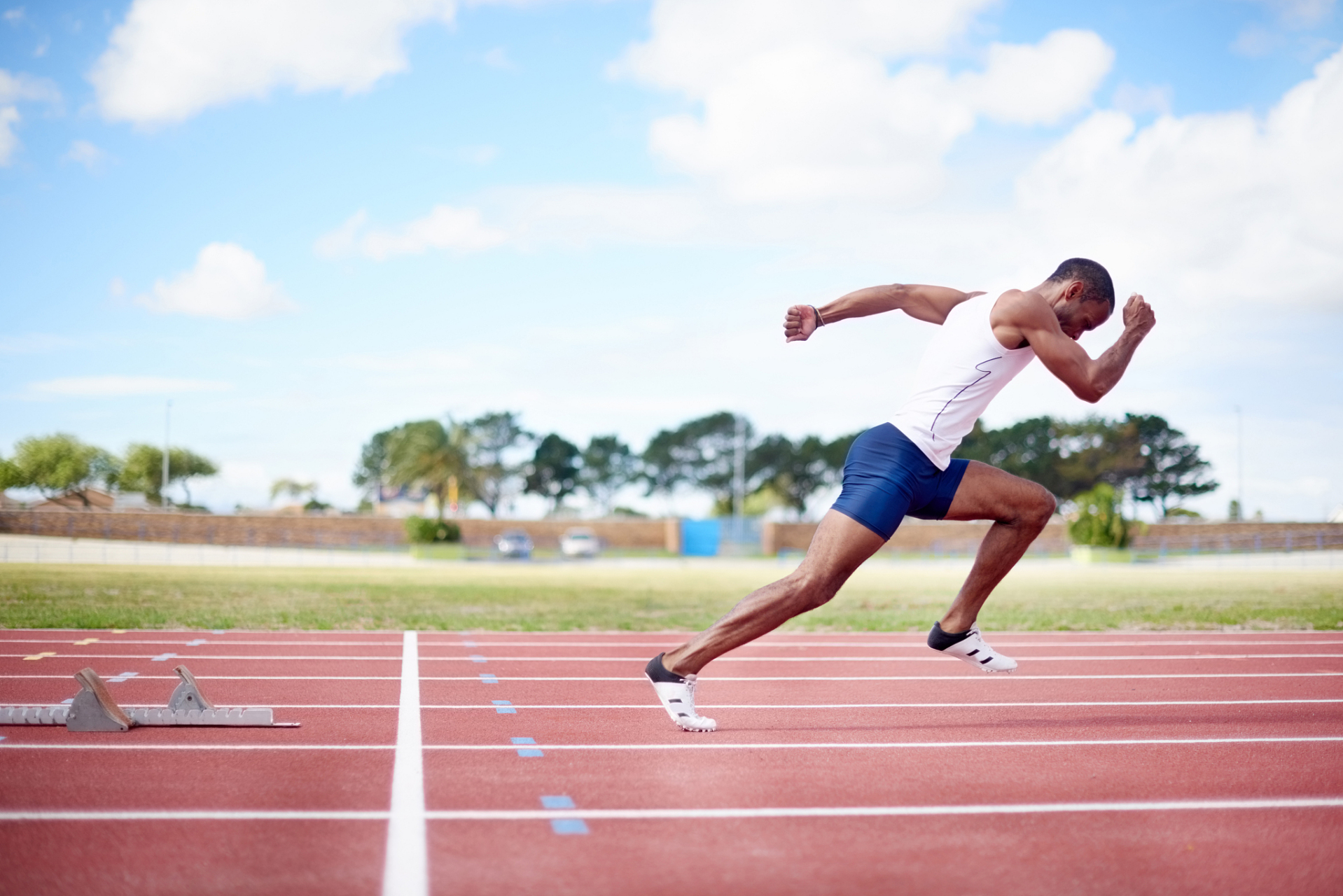 ai体育视野# 男子1500米跑步世界纪录  1998年,摩洛哥选手奎罗伊在