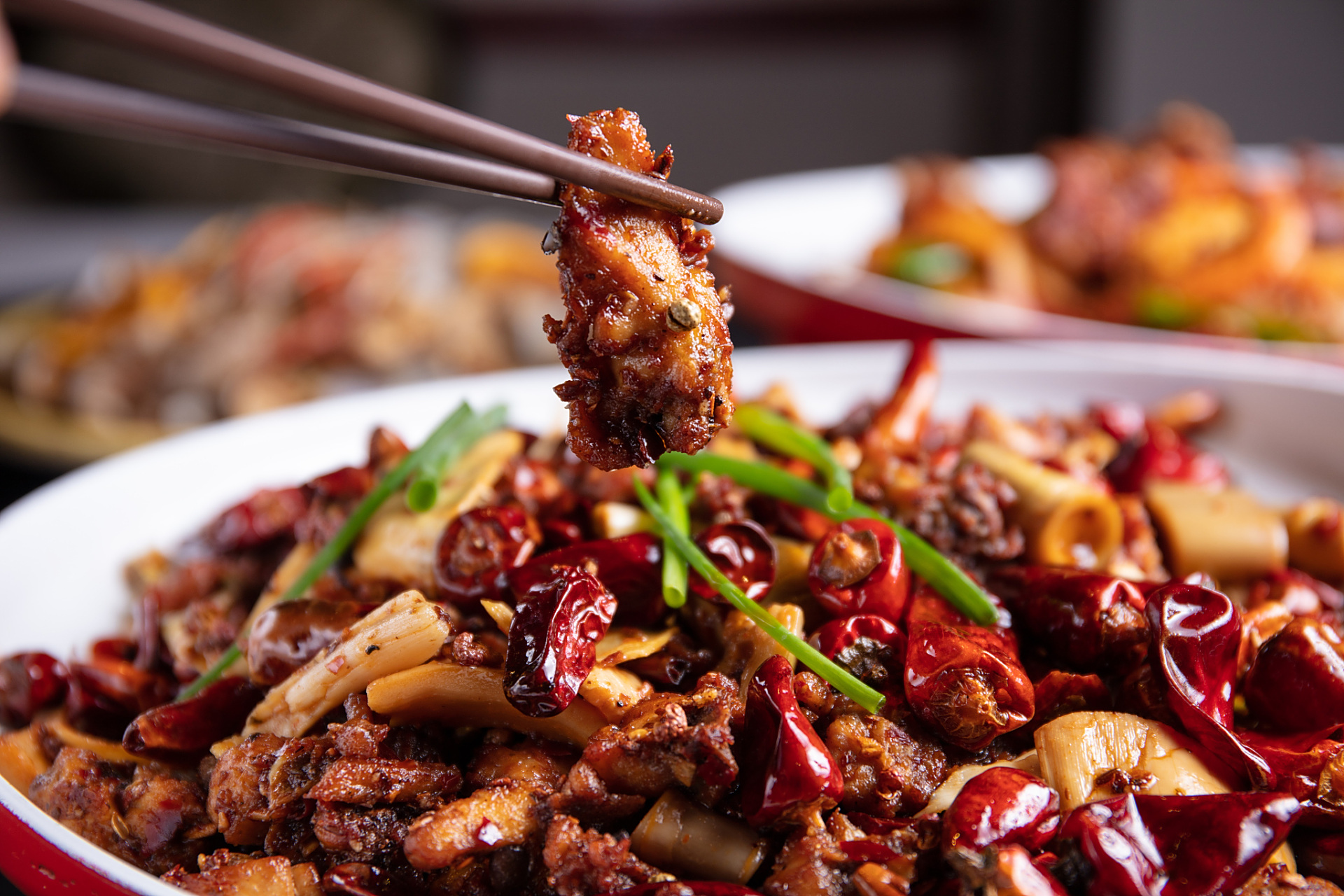 在探望外婆的旅途中,我为老丈人一家烹饪了地道的辣子鸡,这道菜不仅