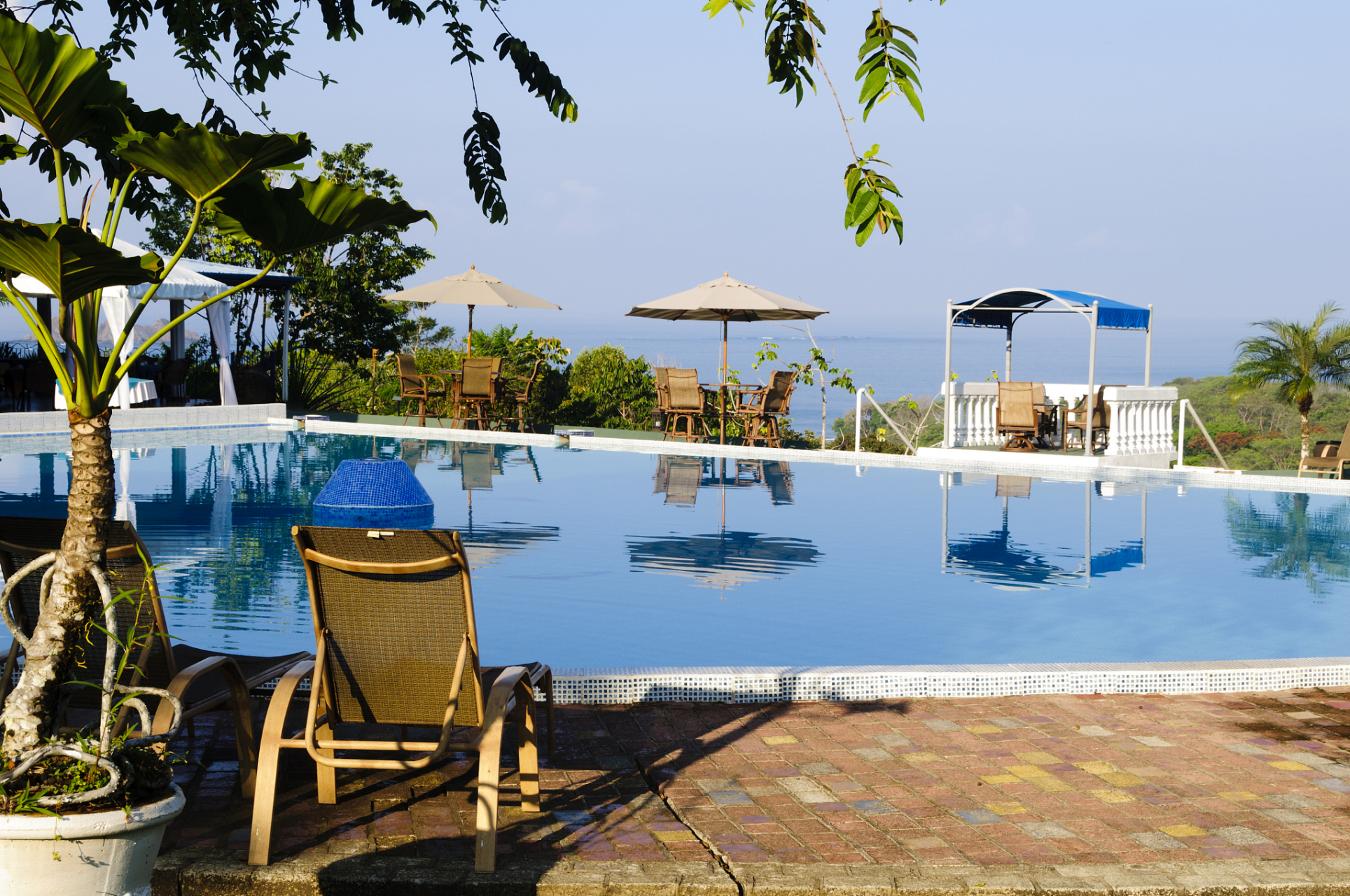 绿中海度假村是一座私人岛屿,被称为世界最浪漫的海岛,闻名遐迩.