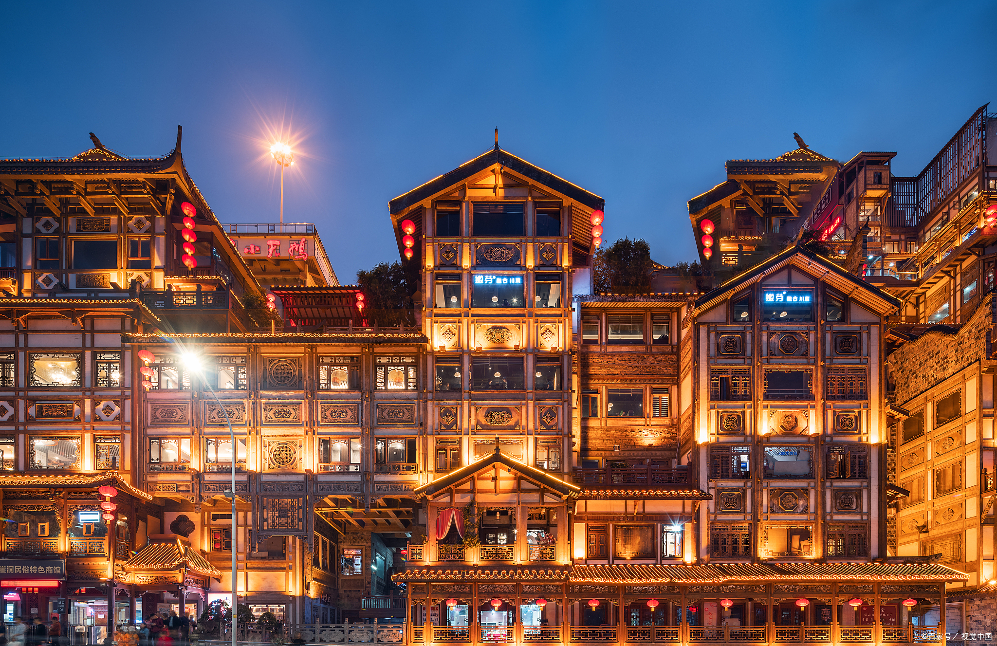 踏青赏花,感受独属于山城的浪漫春天 推荐景点:解放碑,洪崖洞重庆标志