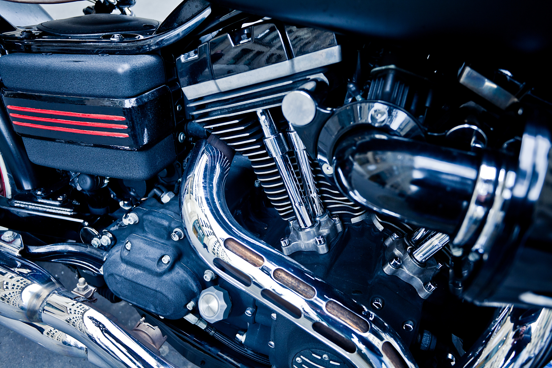 转向系统作为汽车底盘的核心部件,经历了三个阶段:早期机械转向系统虽