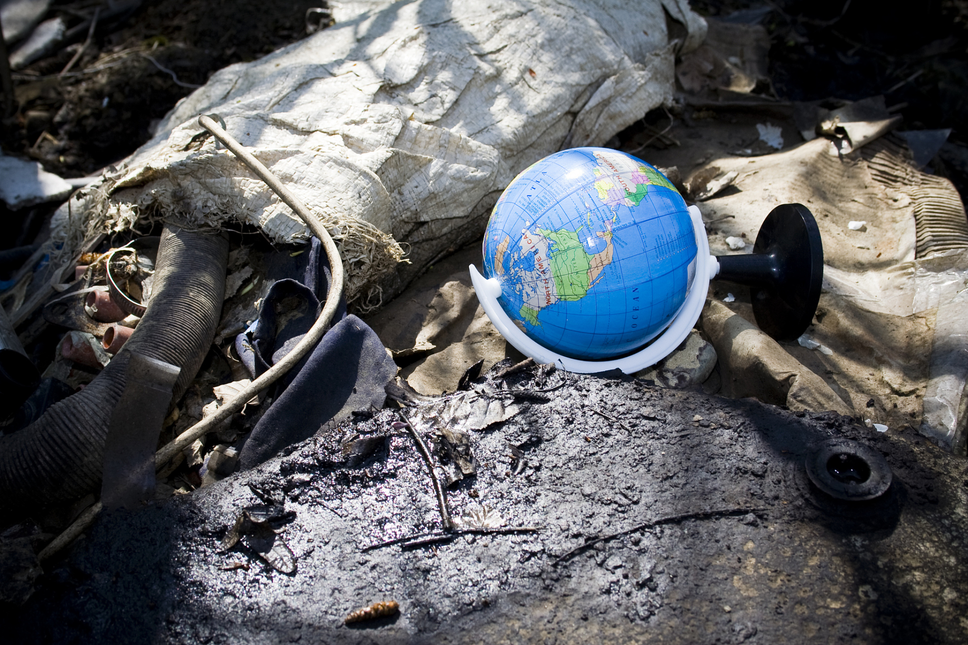 41亿年之前,地球经历了最恶劣的时期,伴随着地壳活动,原始海洋在地球