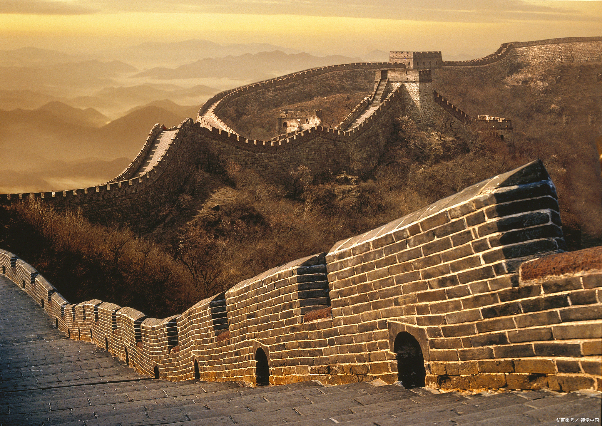 万里长城是中国古代修建的一条古建筑,始建于公元前7世纪春秋时期