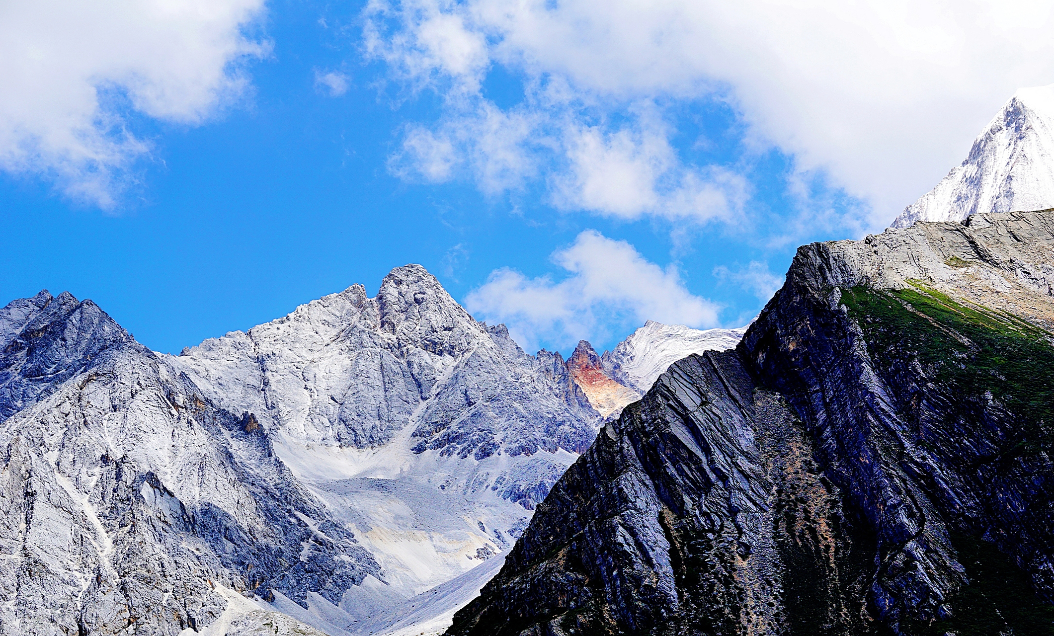 四姑娘山景区位于四川省阿坝藏族羌族自治州小金县境内,是一座有着
