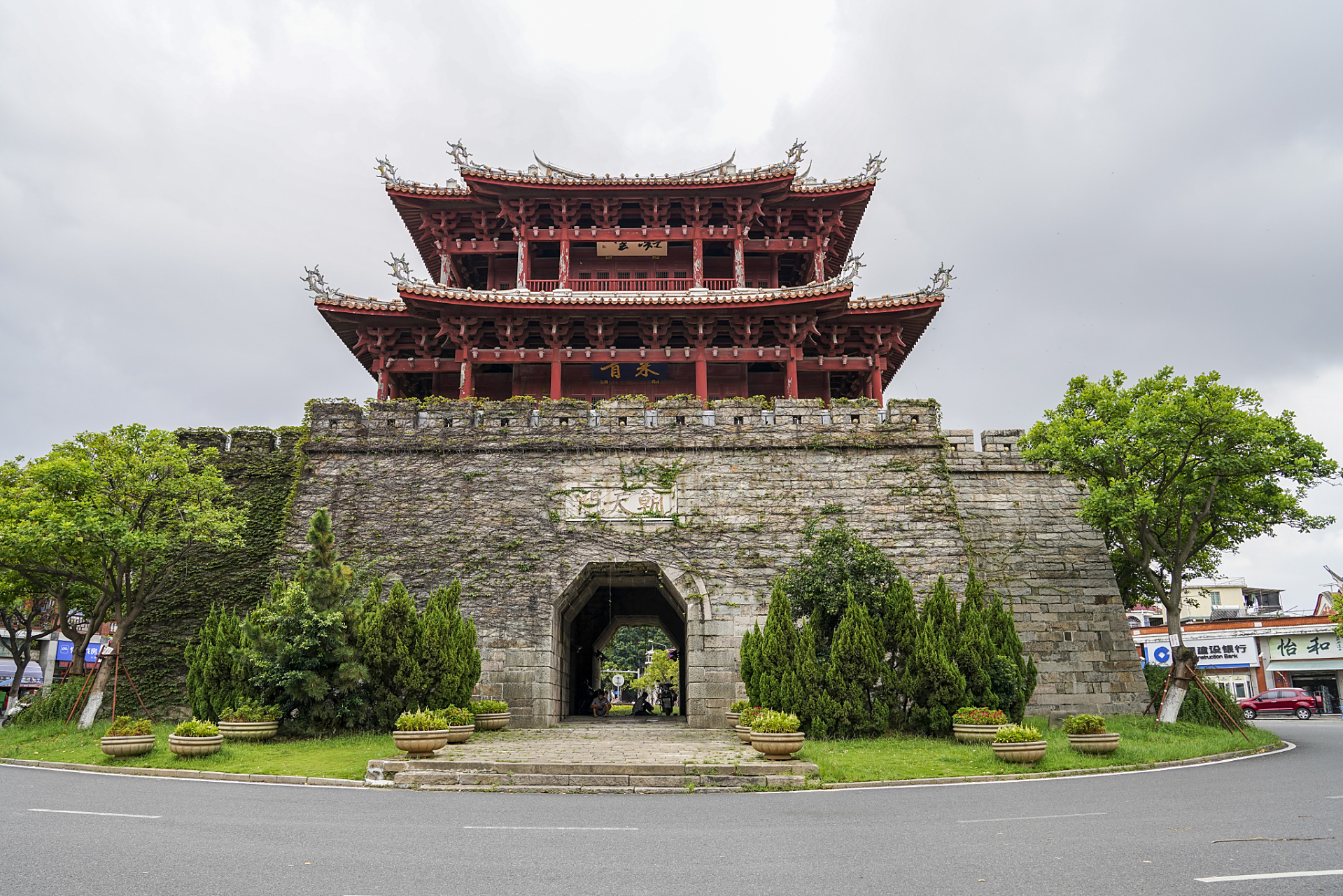 首先来到崖州古城,漫步在历史悠久的街道上,感受着浓厚的文化气息.