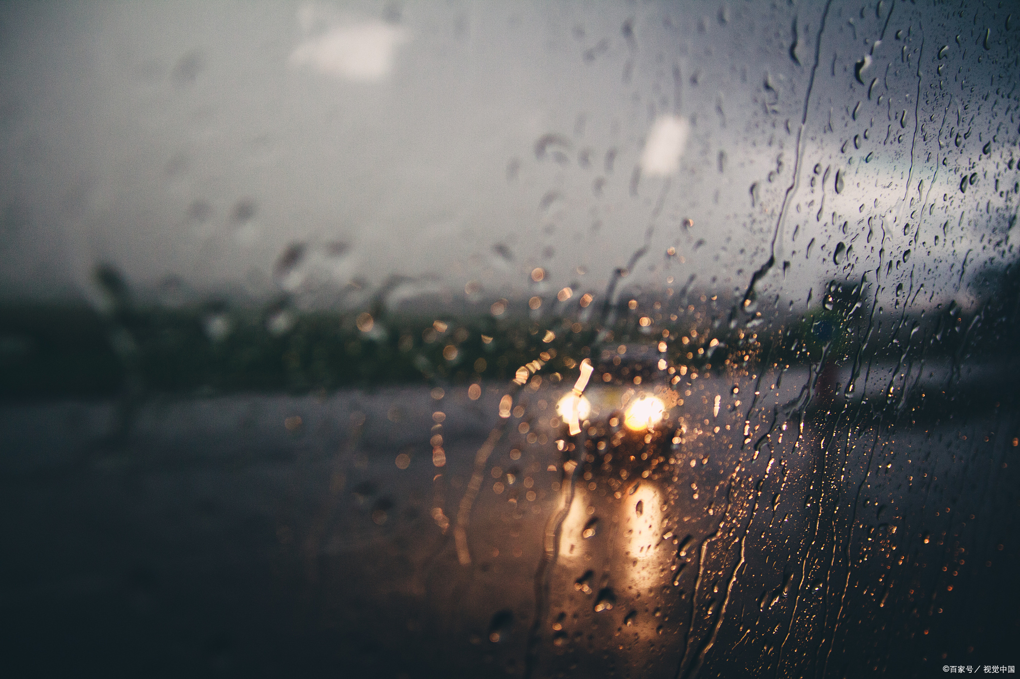 多雨的英文图片